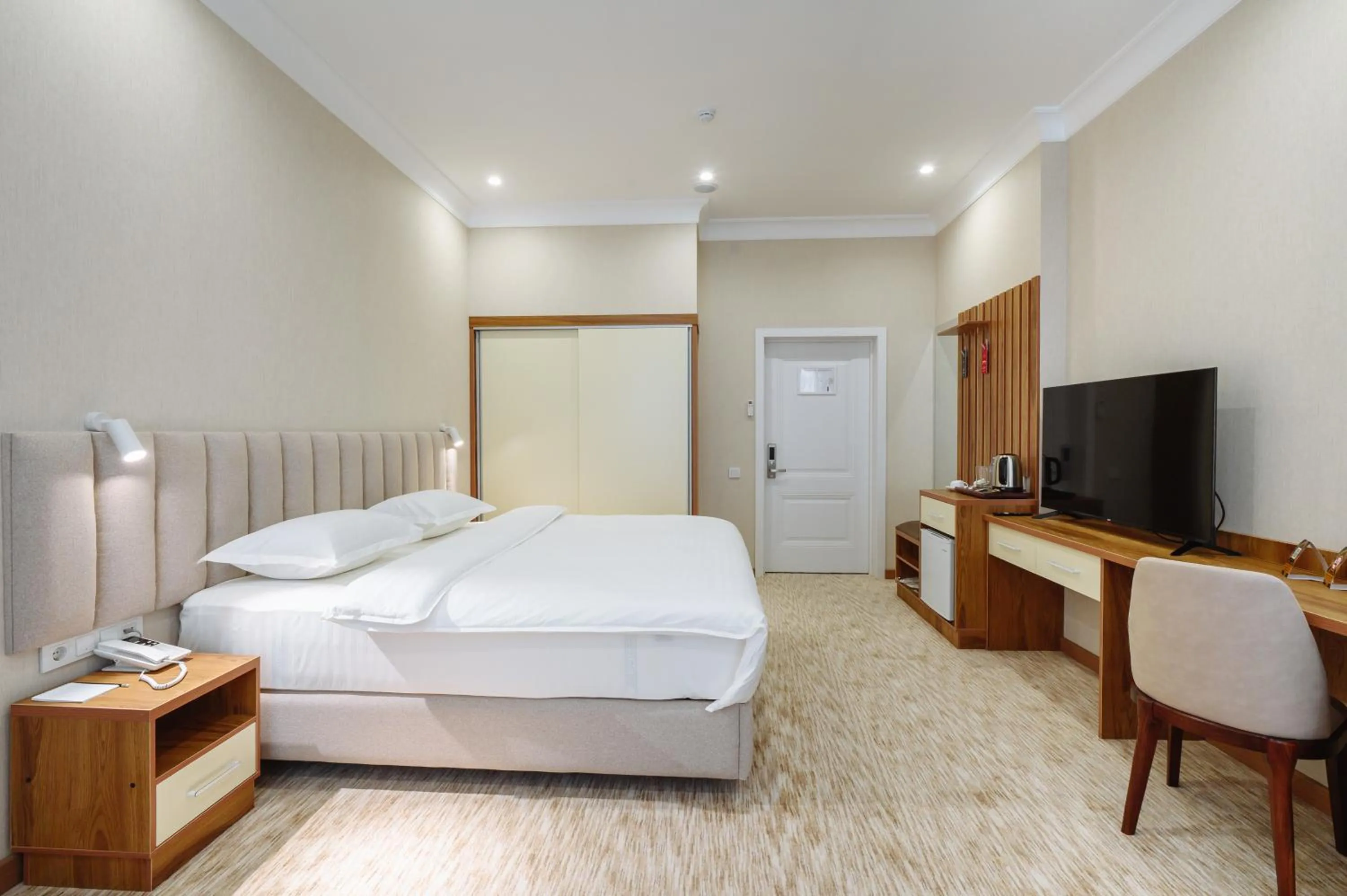 Photo of the whole room, Bed in Clouds Hotel