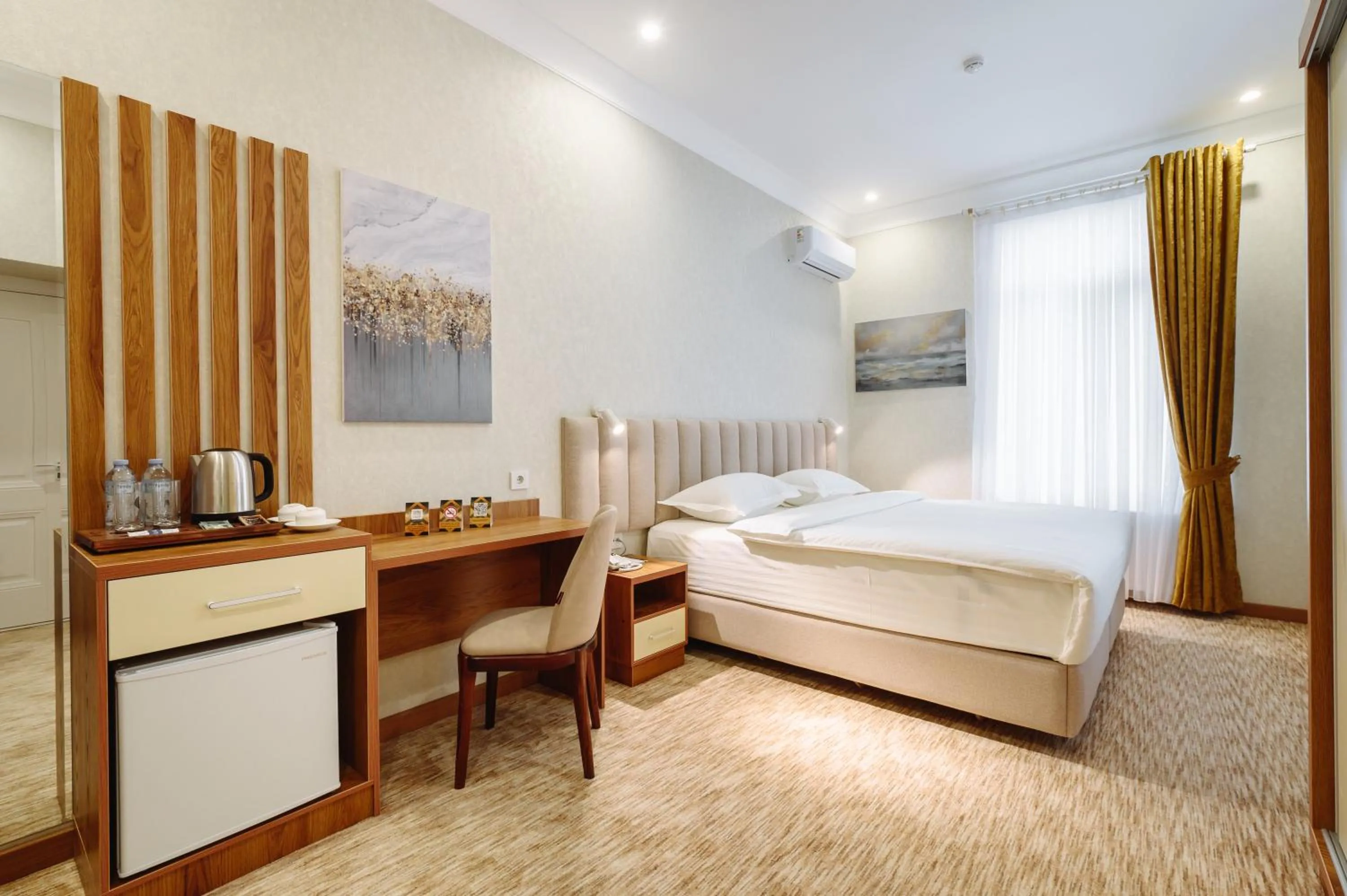 Photo of the whole room, Bed in Clouds Hotel