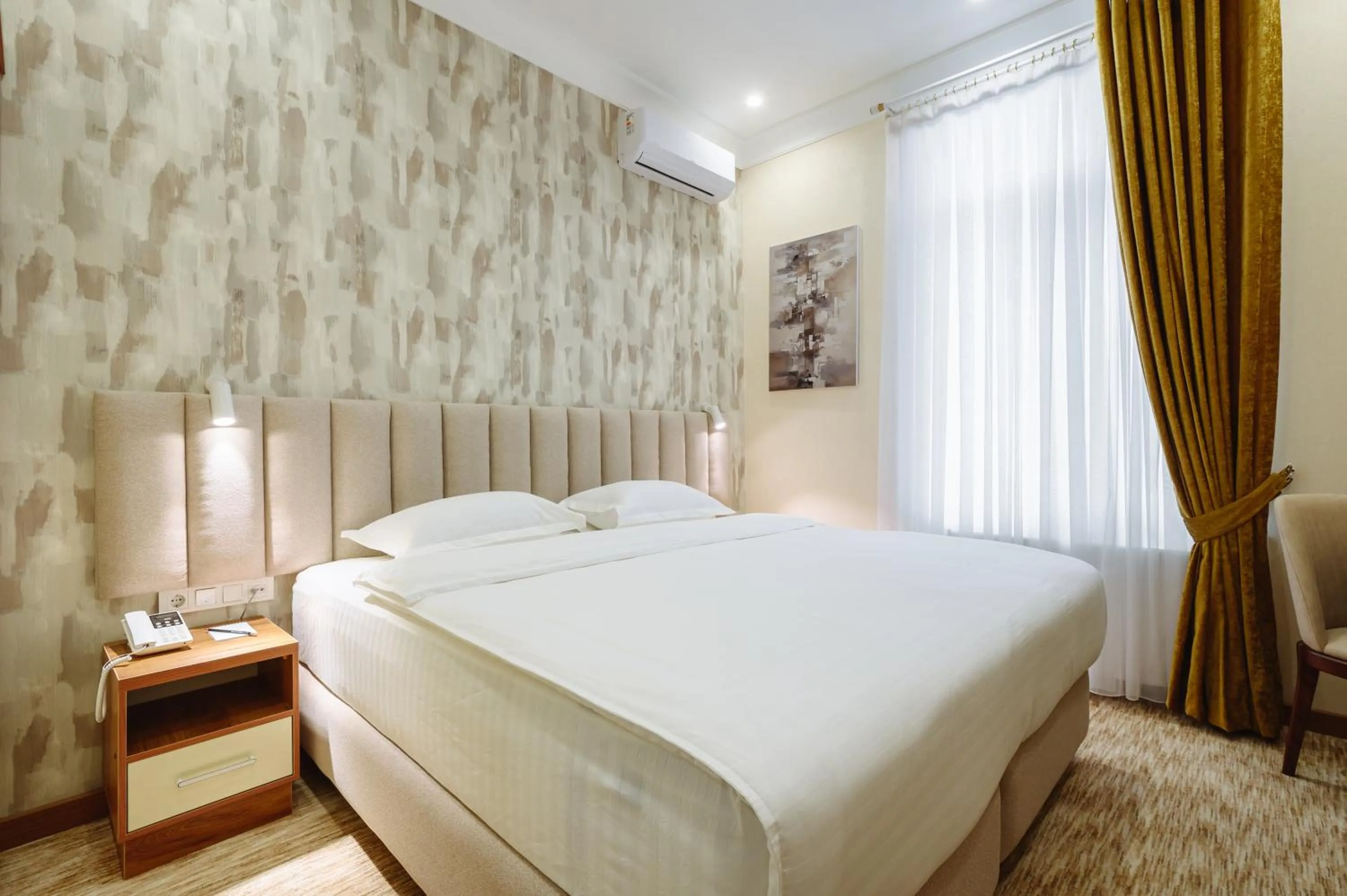 Photo of the whole room, Bed in Clouds Hotel