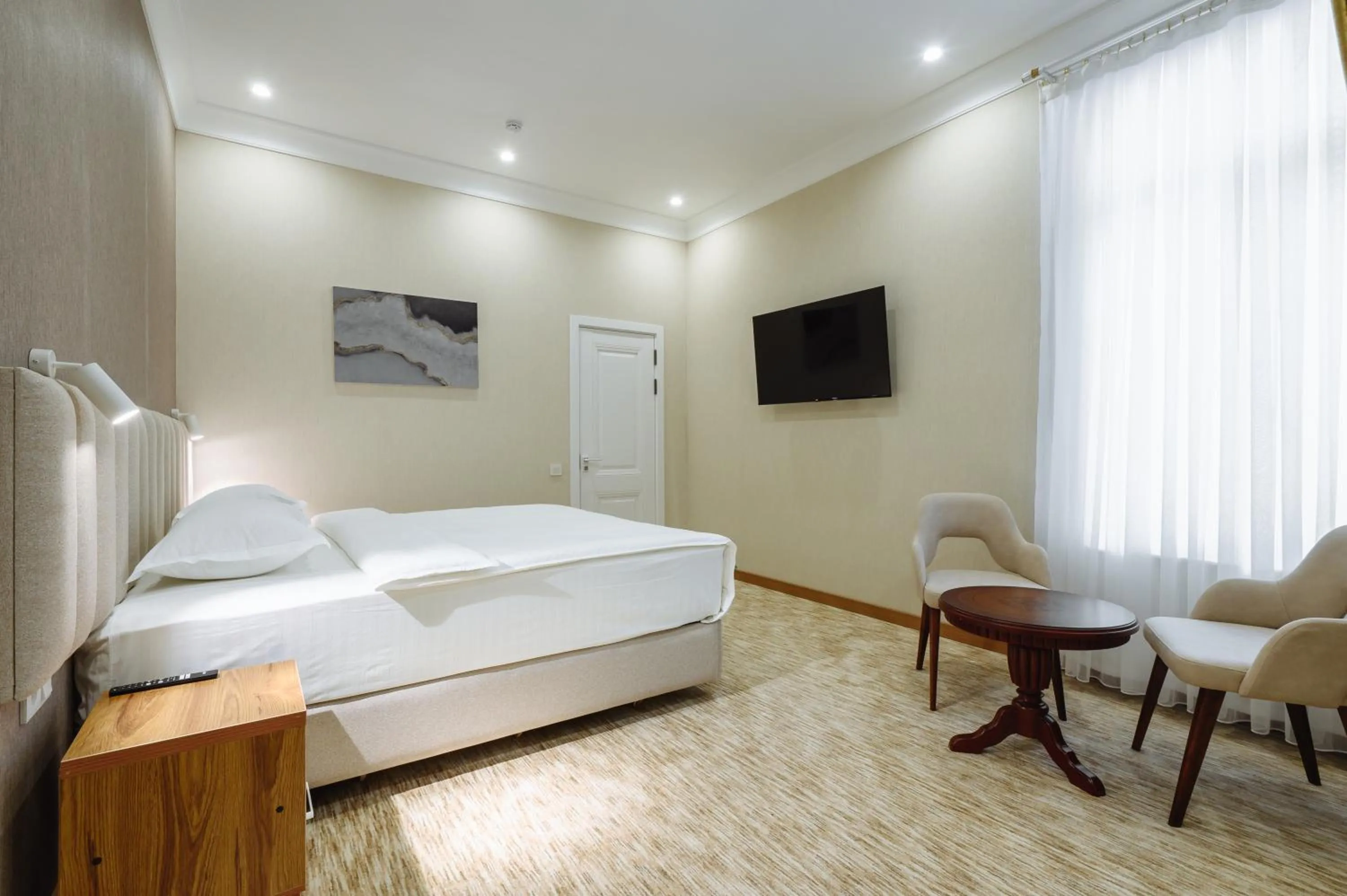 Photo of the whole room, Bed in Clouds Hotel