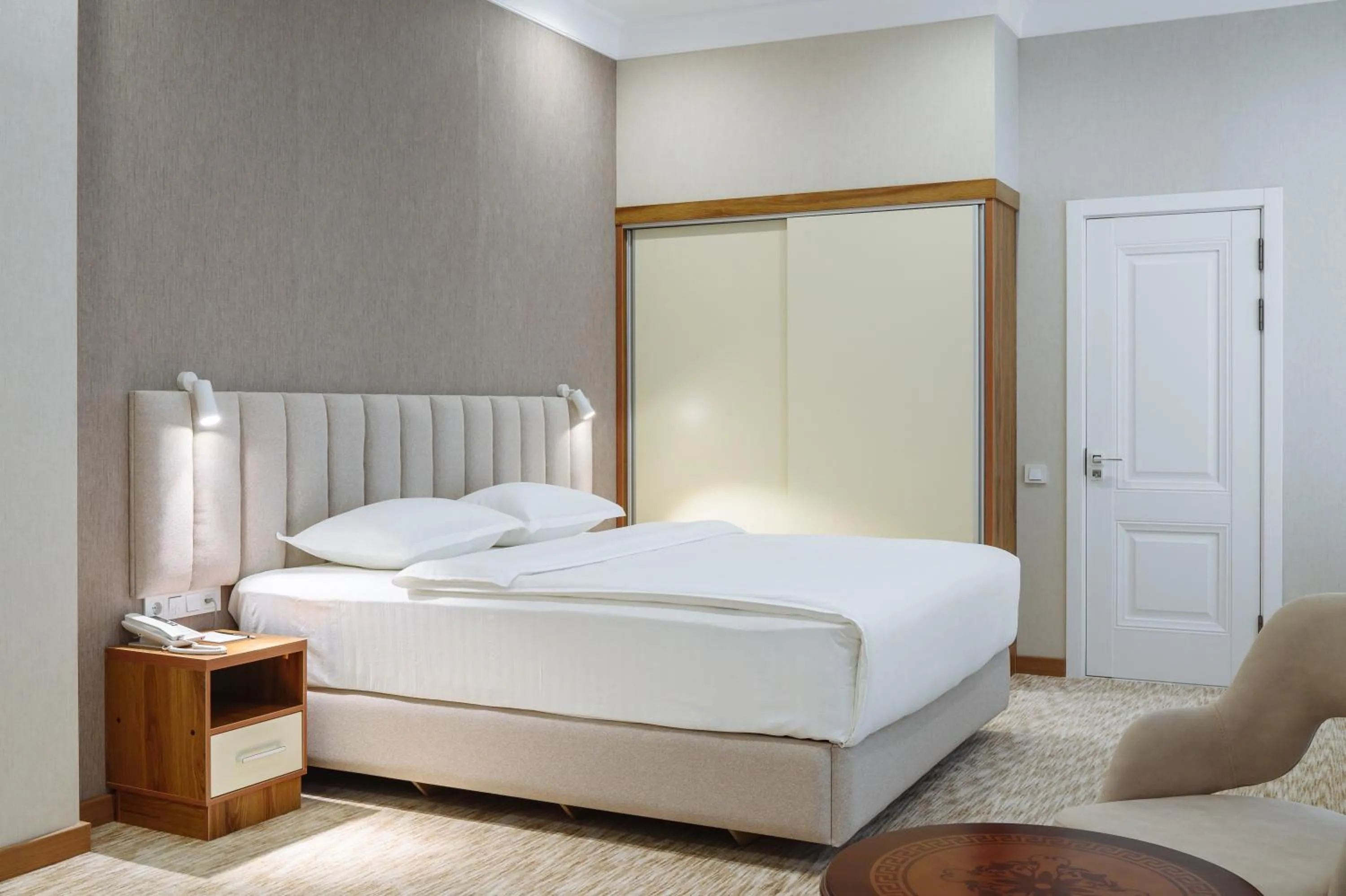 Photo of the whole room, Bed in Clouds Hotel