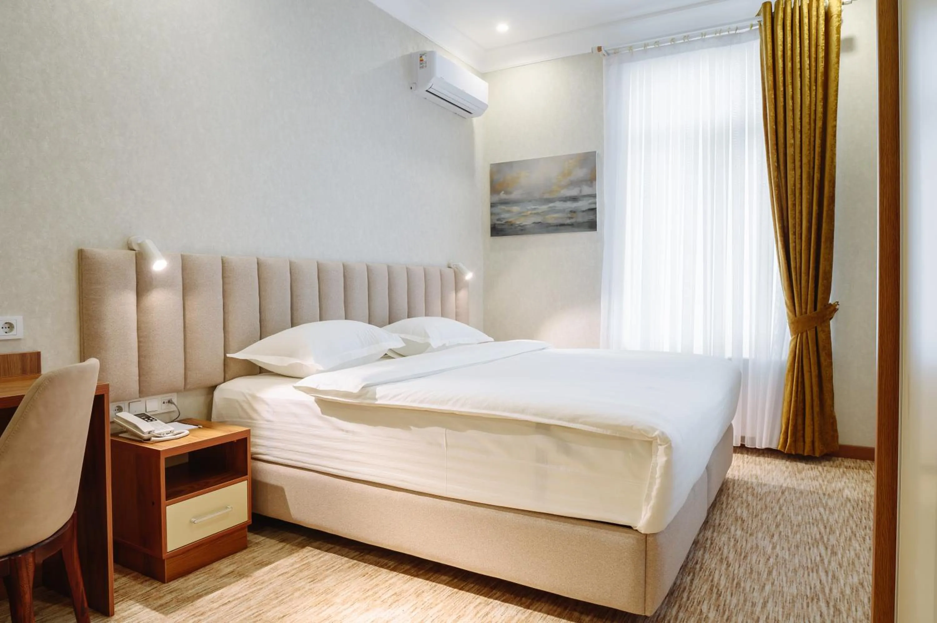 Photo of the whole room, Bed in Clouds Hotel