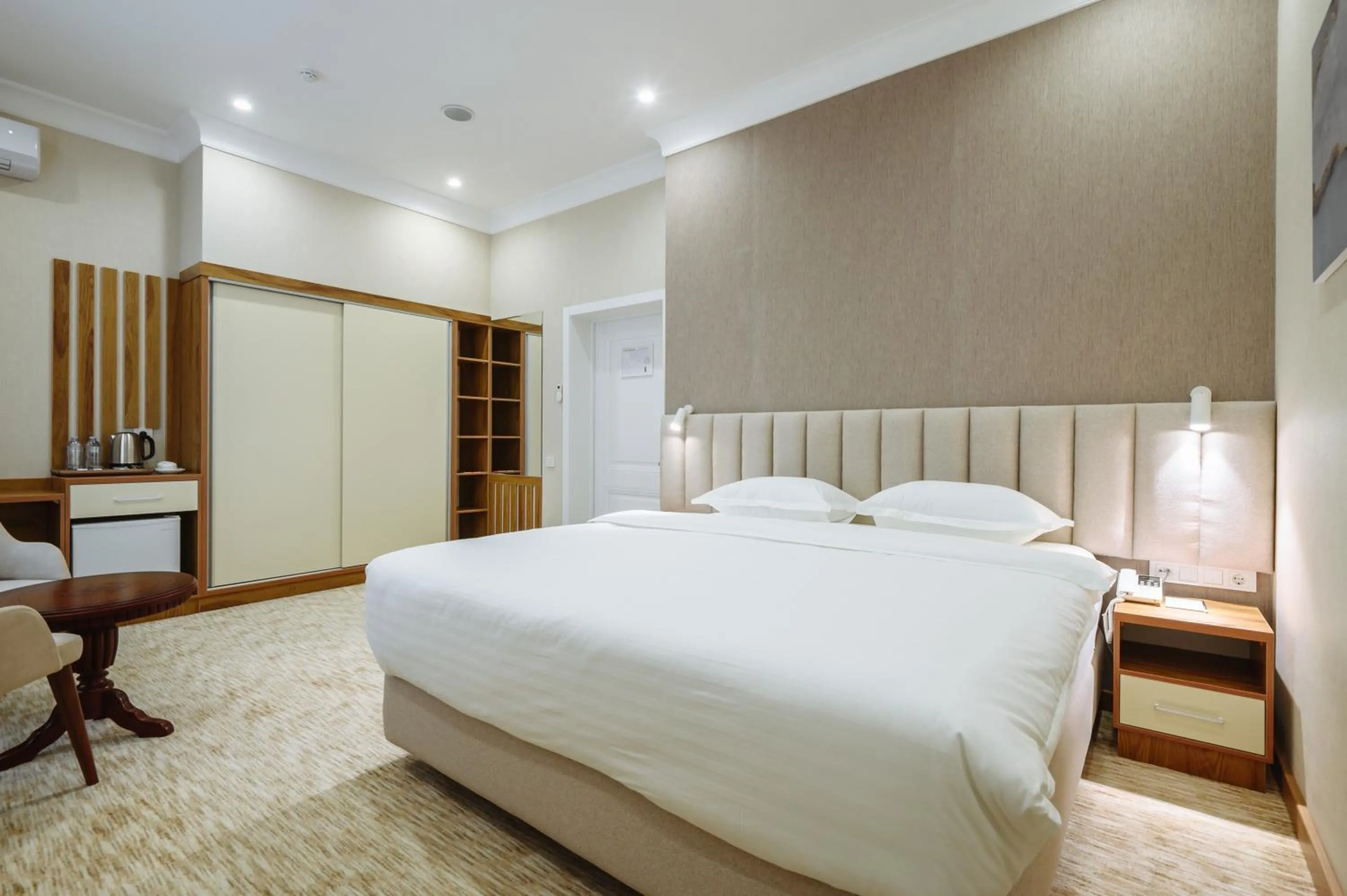 Photo of the whole room, Bed in Clouds Hotel