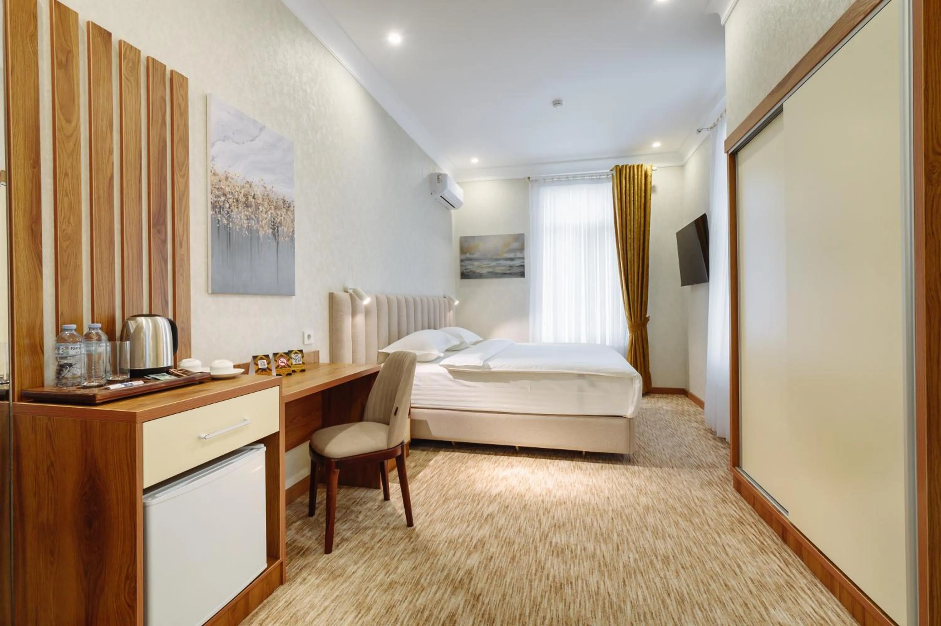 Photo of the whole room, Bed in Clouds Hotel