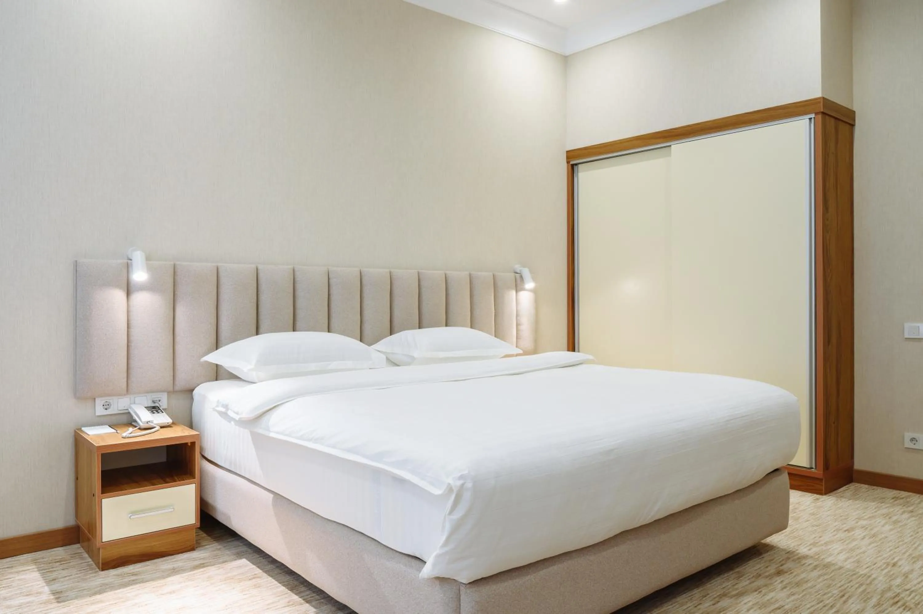 Photo of the whole room, Bed in Clouds Hotel