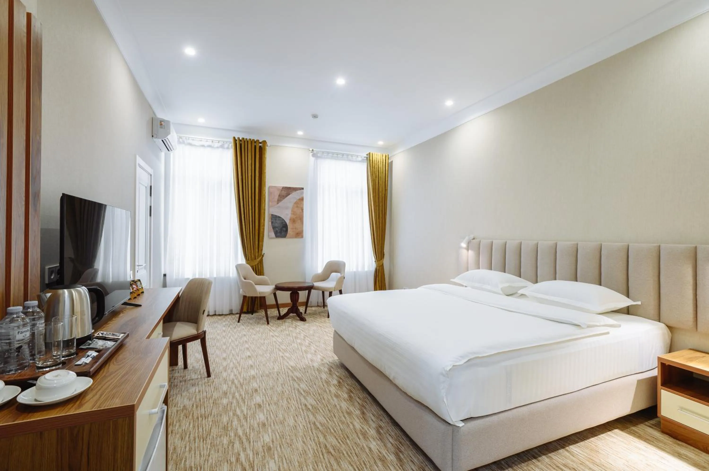 Photo of the whole room, Bed in Clouds Hotel