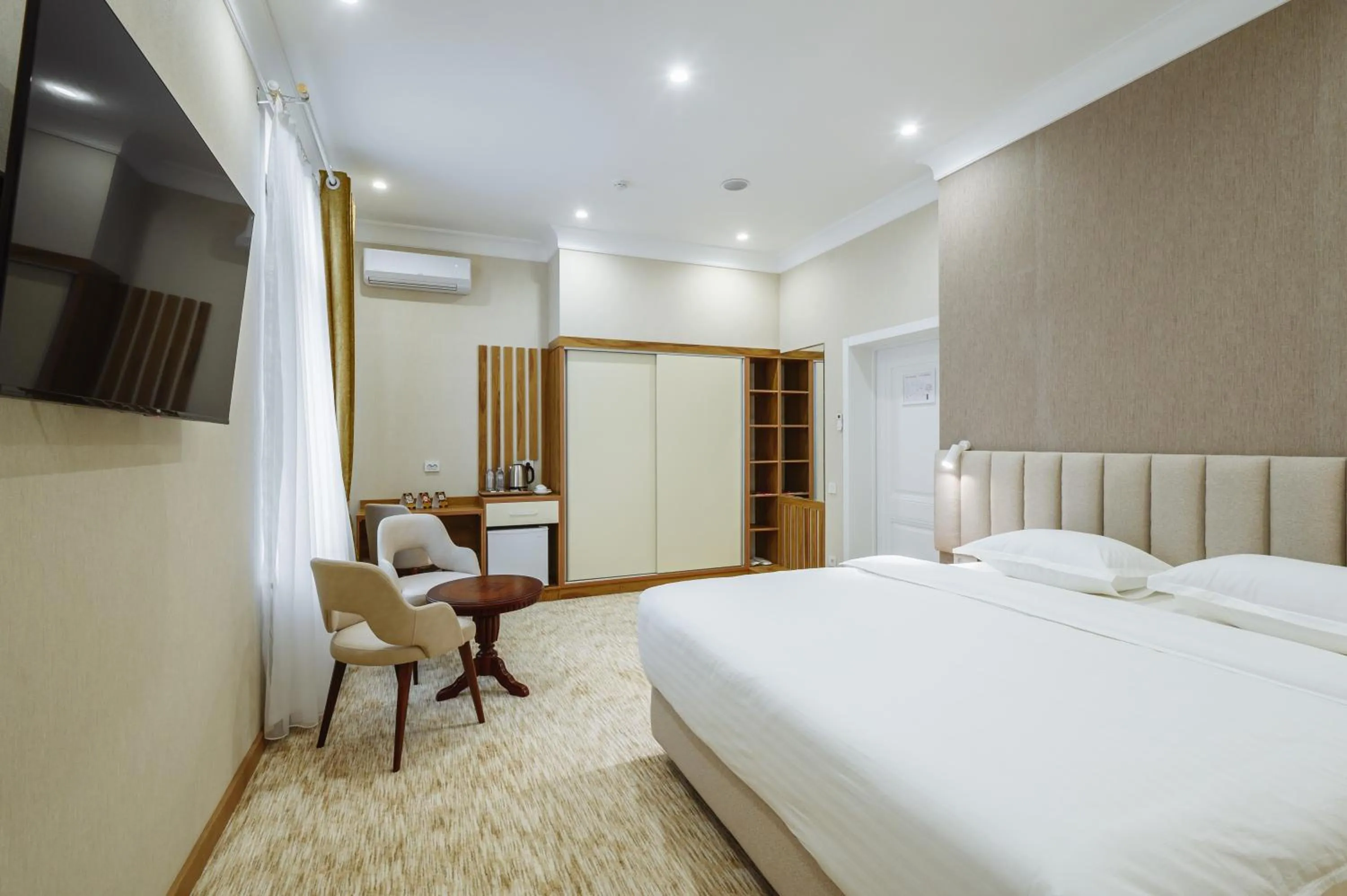 Photo of the whole room, Bed in Clouds Hotel