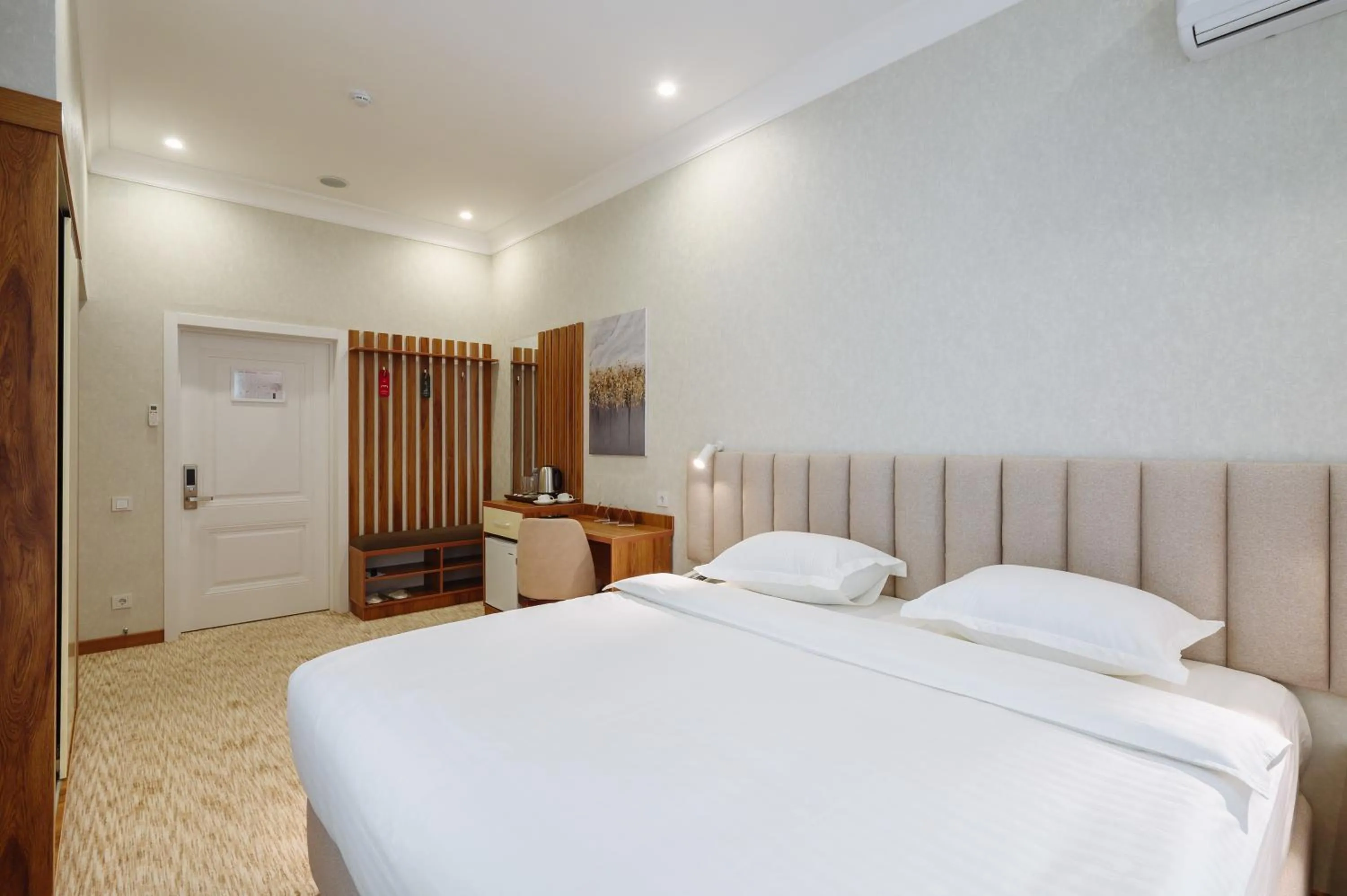 Photo of the whole room, Bed in Clouds Hotel