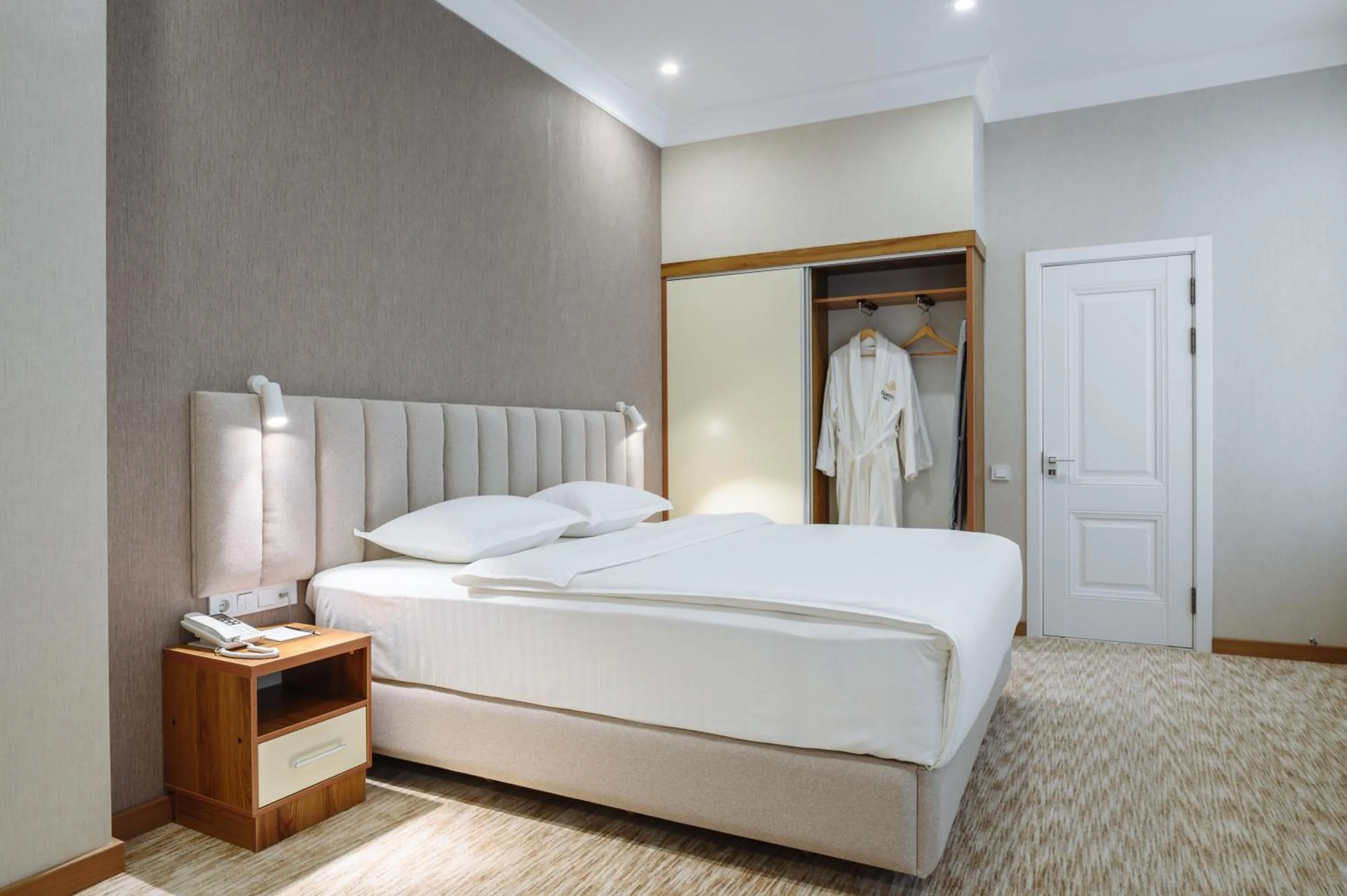 Photo of the whole room, Bed in Clouds Hotel