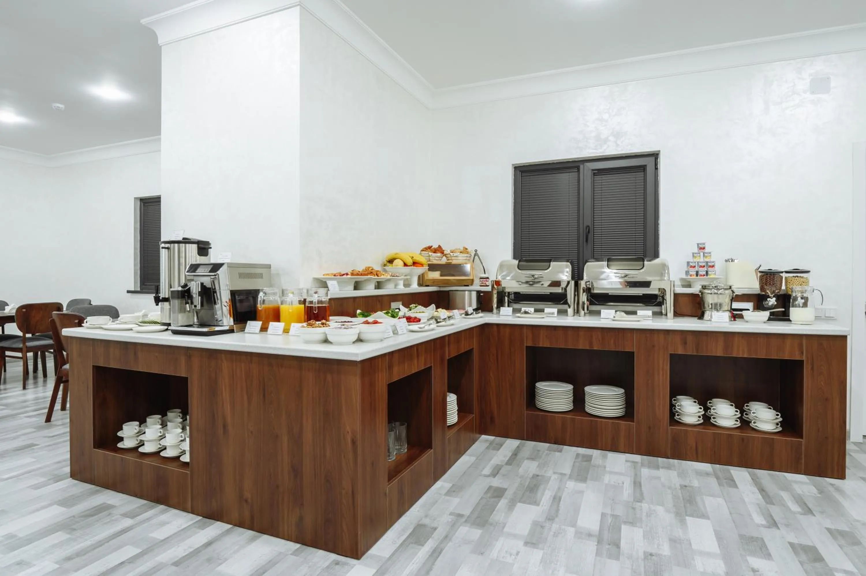 Restaurant/places to eat in Clouds Hotel