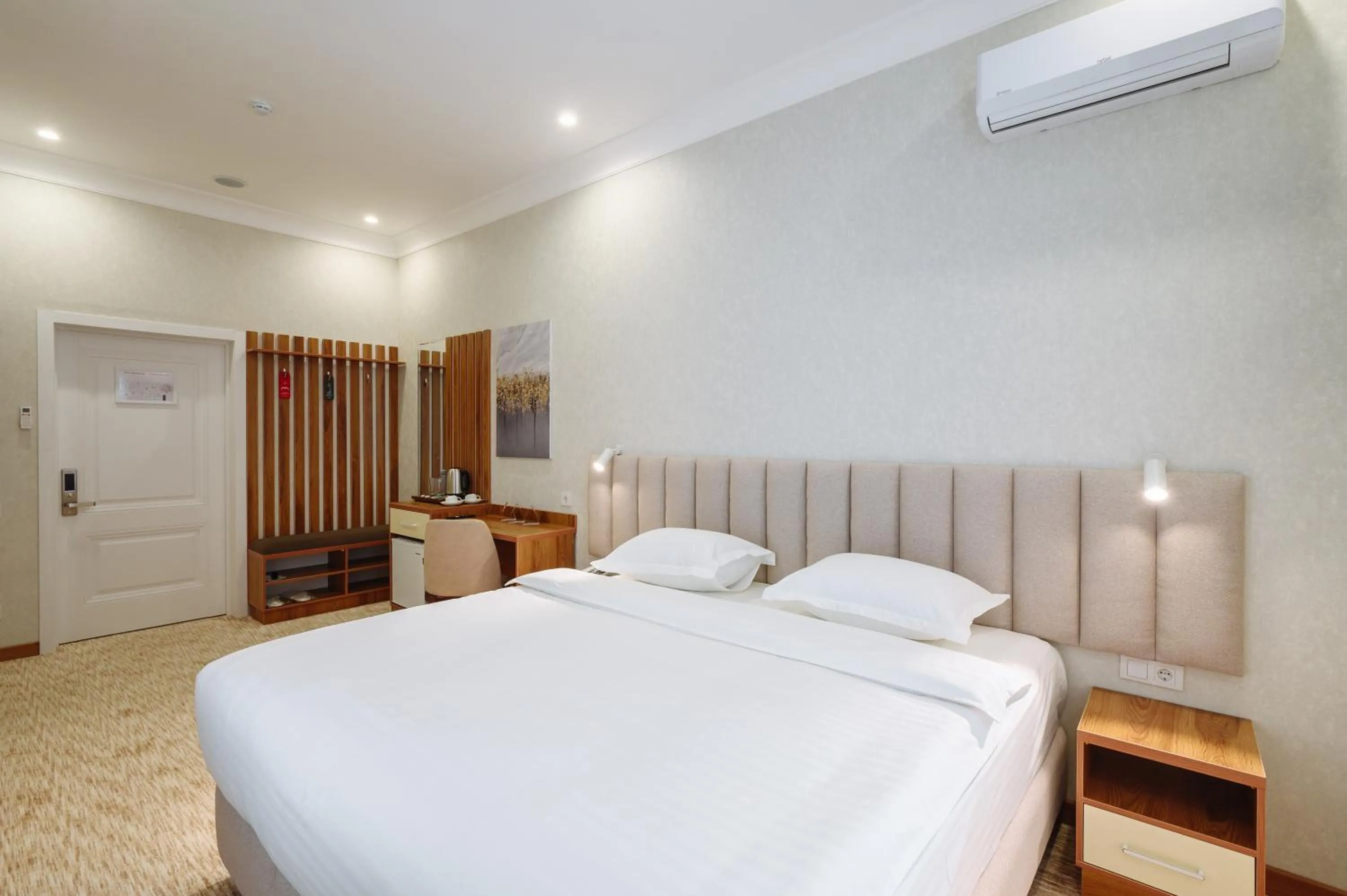 Photo of the whole room, Bed in Clouds Hotel