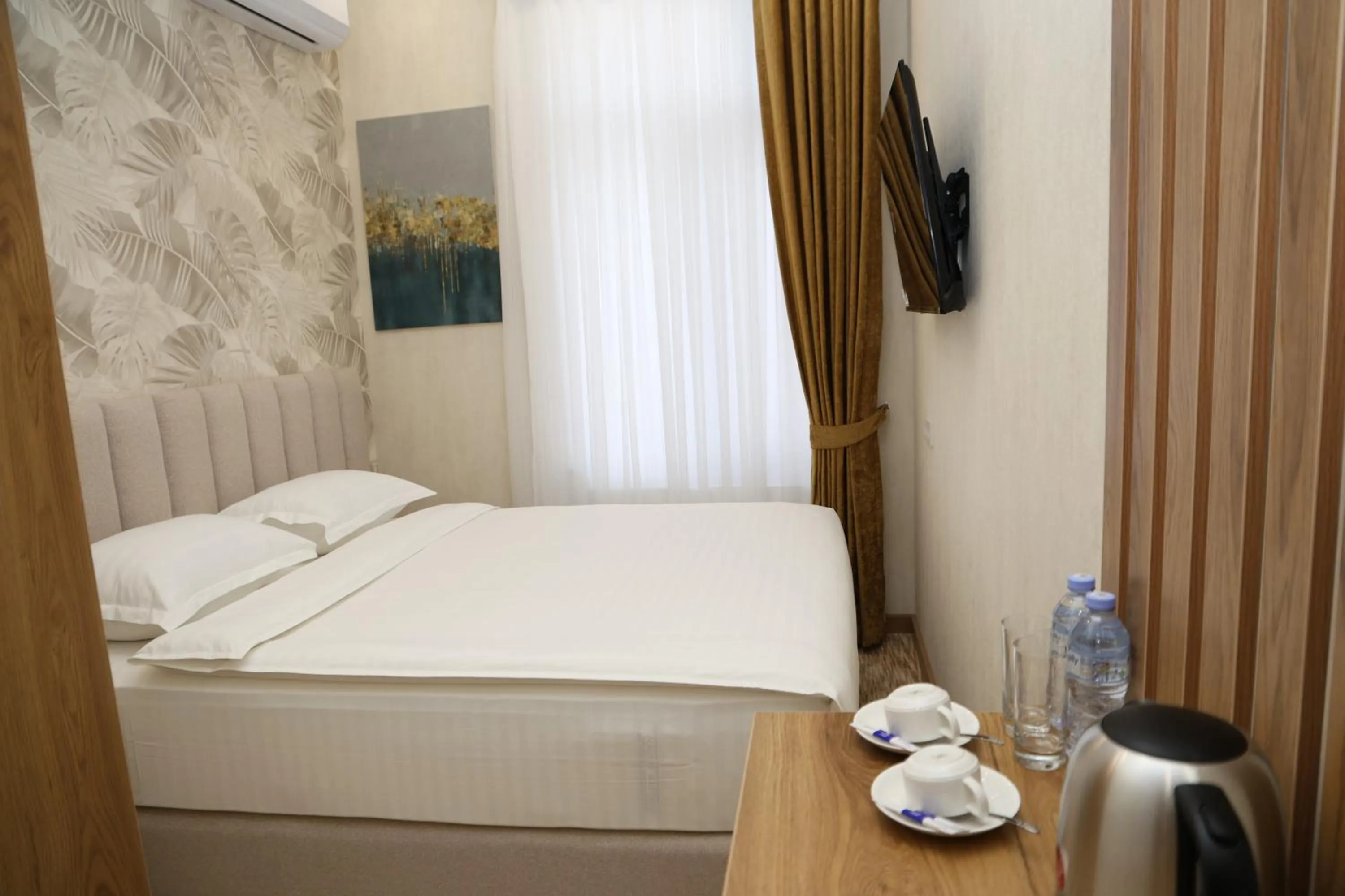 Photo of the whole room, Bed in Clouds Hotel