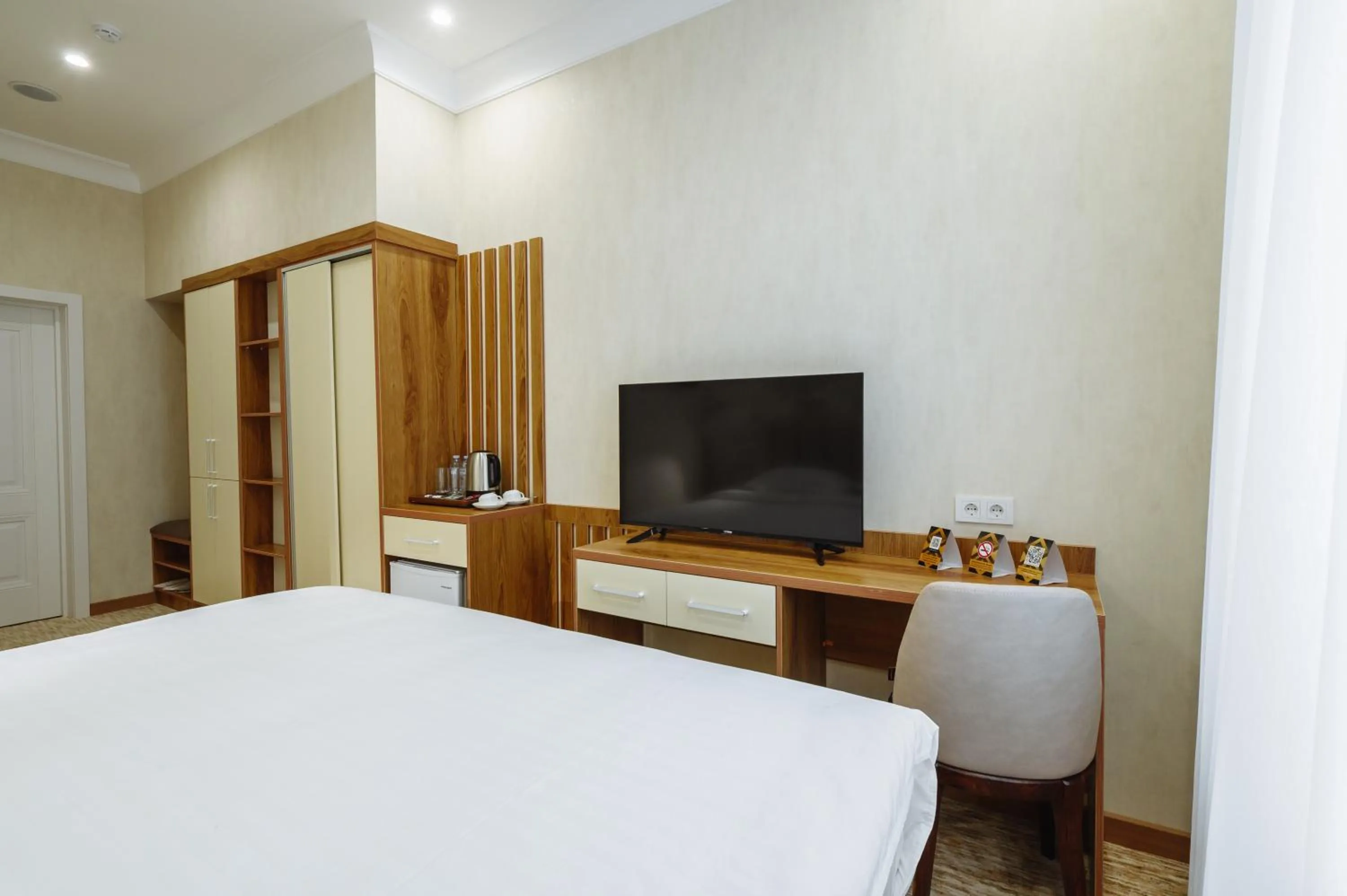 Photo of the whole room, Bed in Clouds Hotel