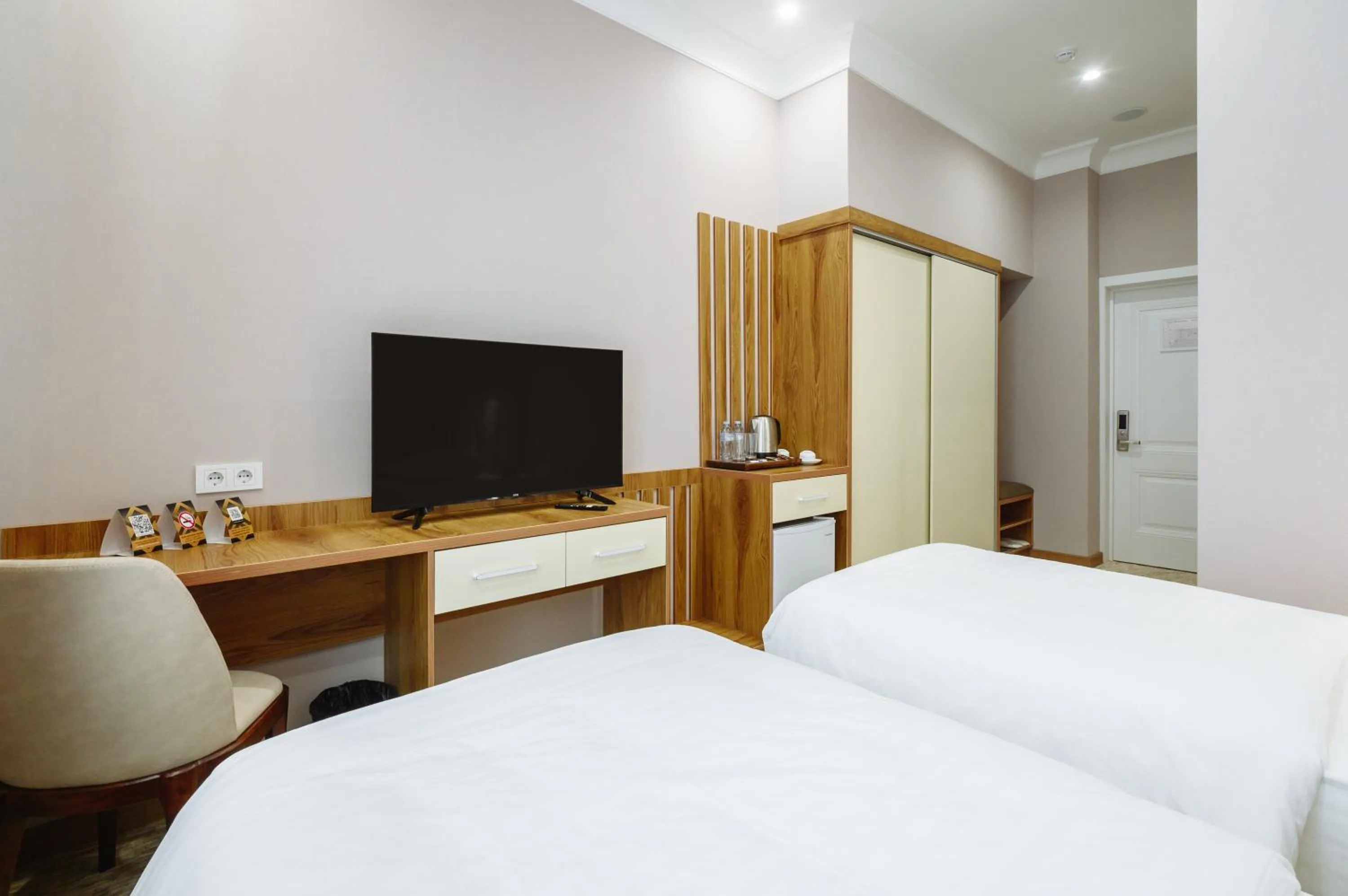 Photo of the whole room, Bed in Clouds Hotel