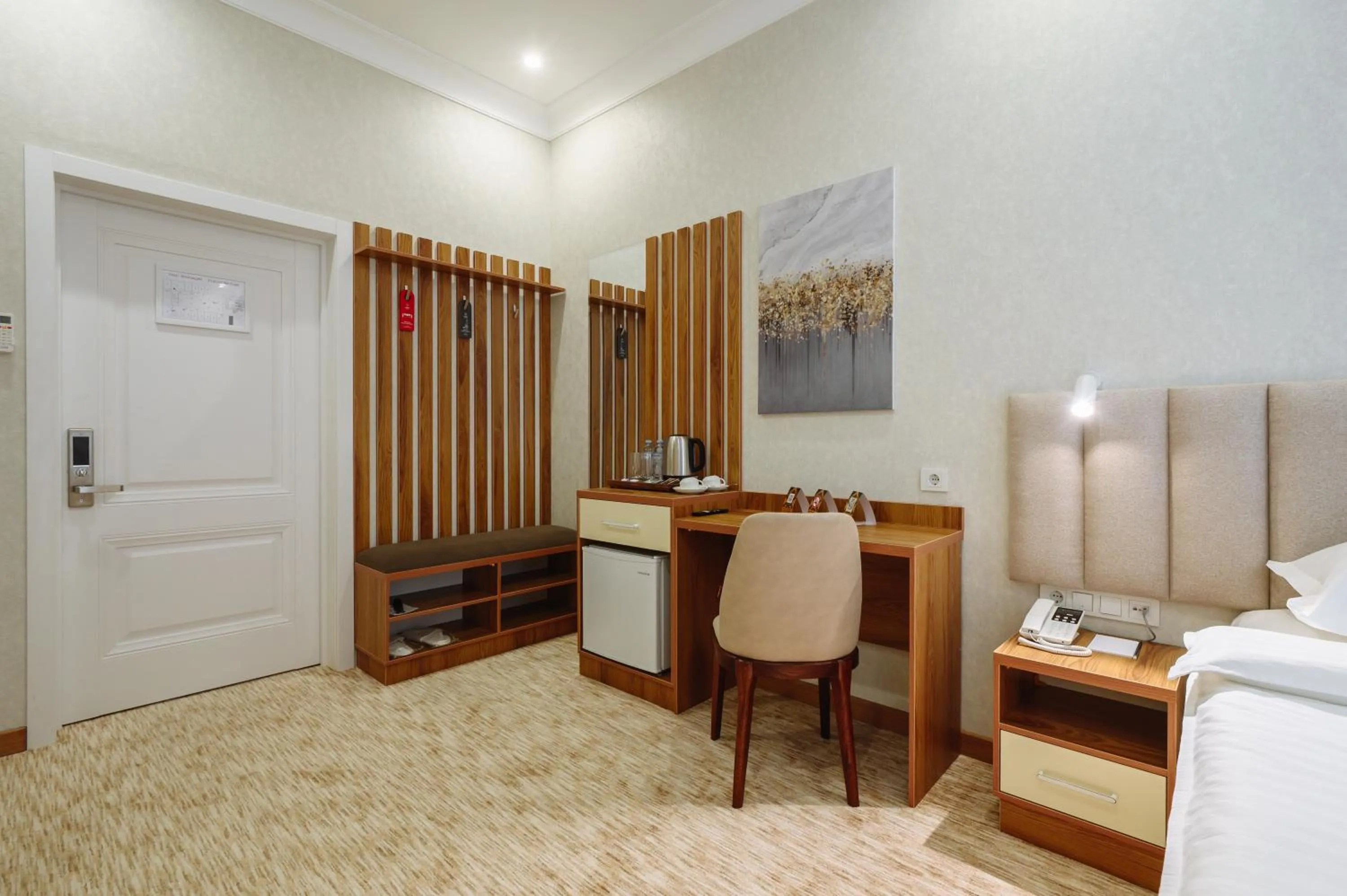 Photo of the whole room, Bed in Clouds Hotel