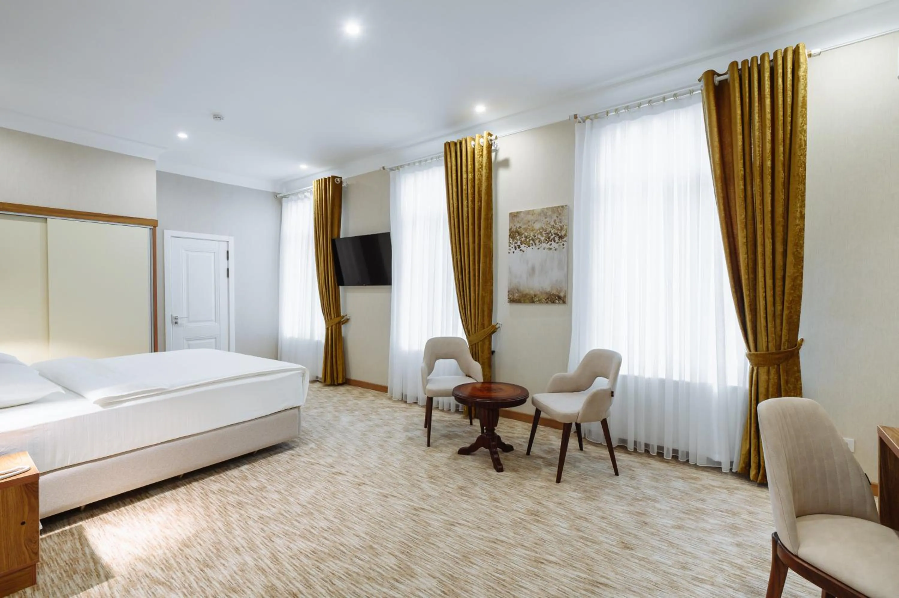 Photo of the whole room, Bed in Clouds Hotel