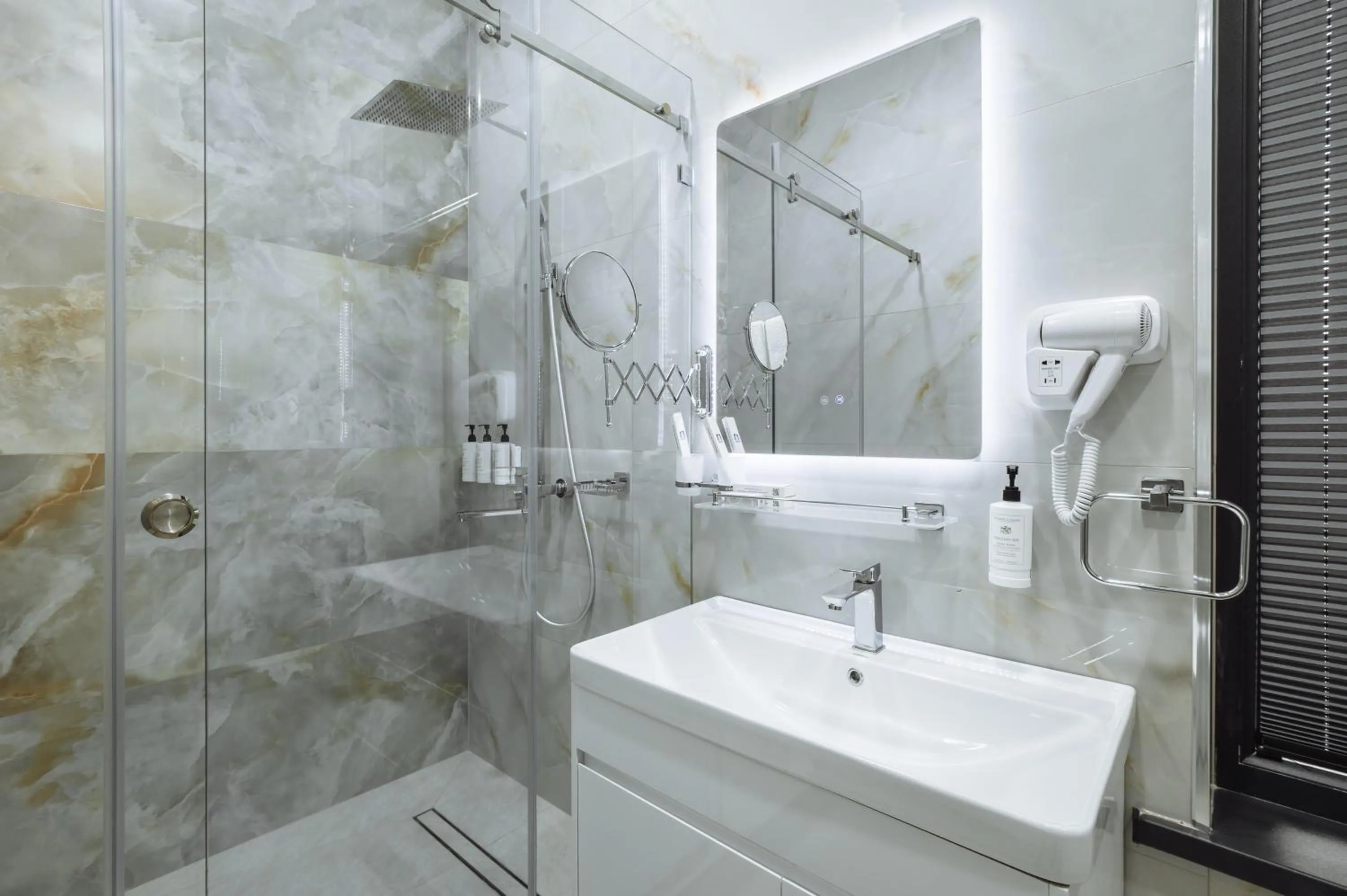 Shower in Clouds Hotel