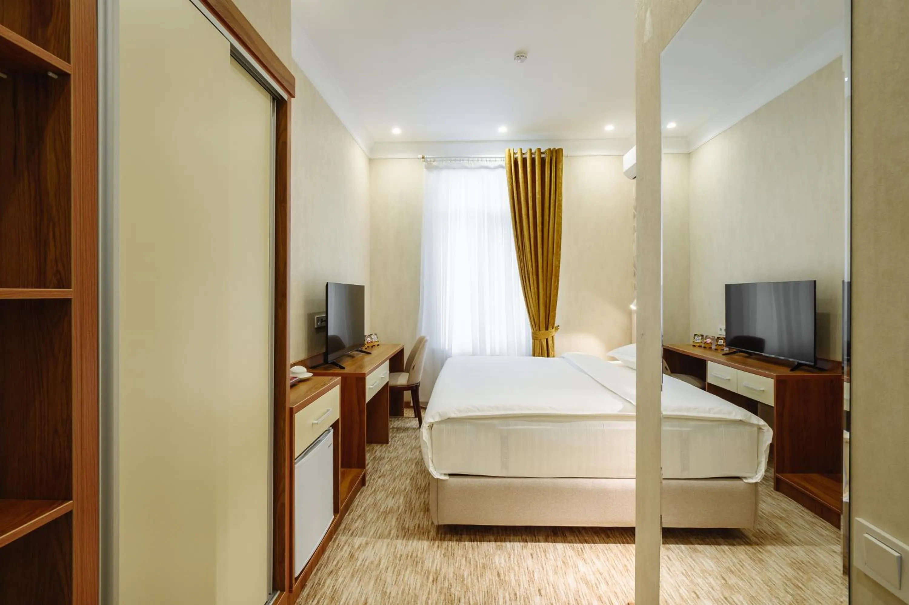 Photo of the whole room, Bed in Clouds Hotel