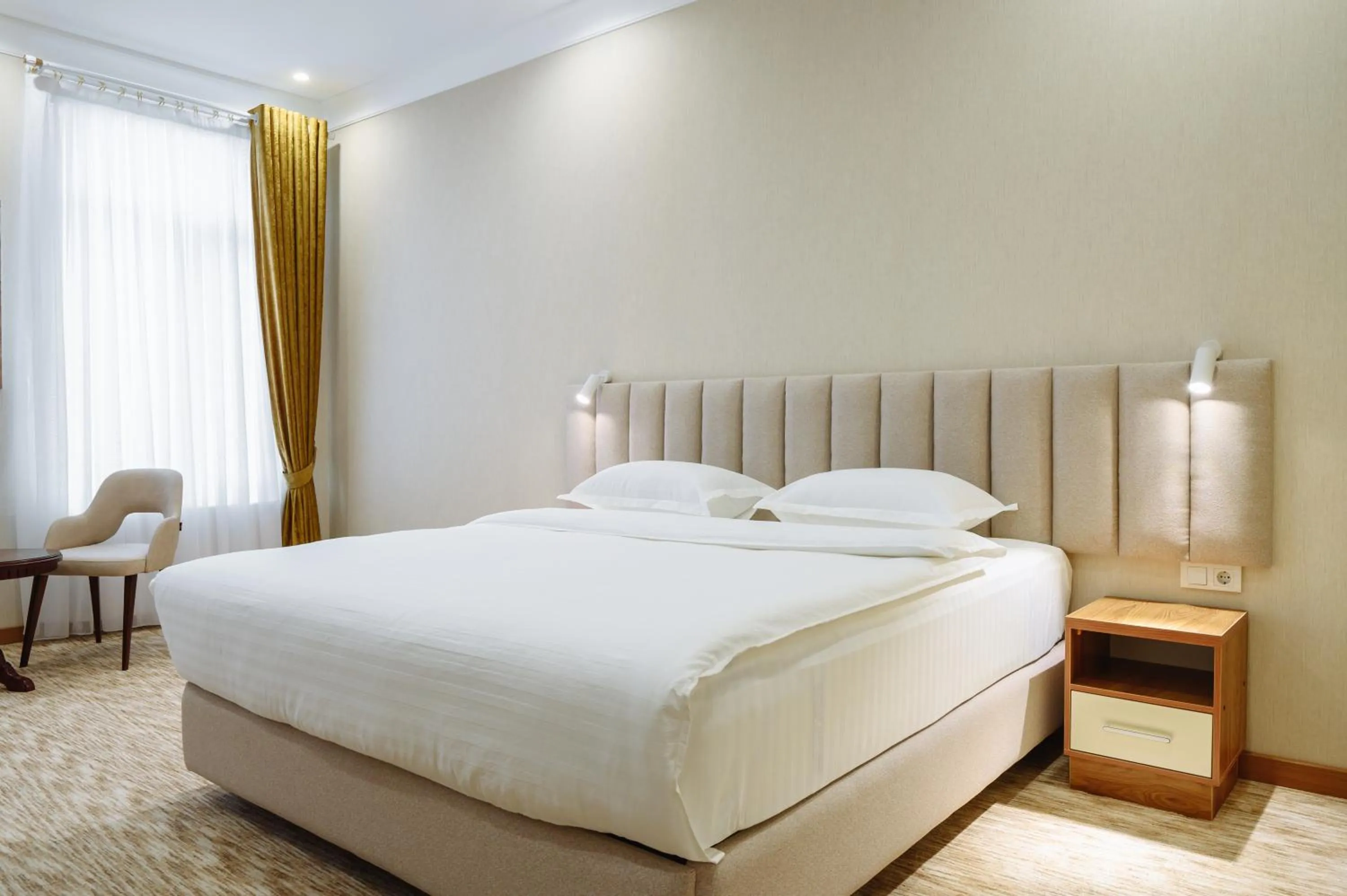 Photo of the whole room, Bed in Clouds Hotel