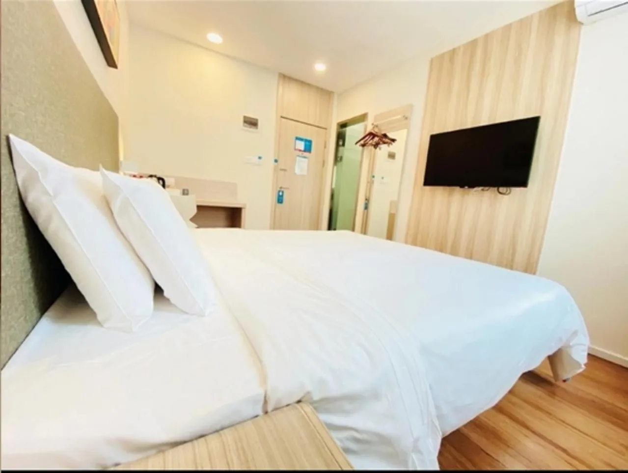 Photo of the whole room in Hanting Shanghai Zhoupu Metro Subway Hotel