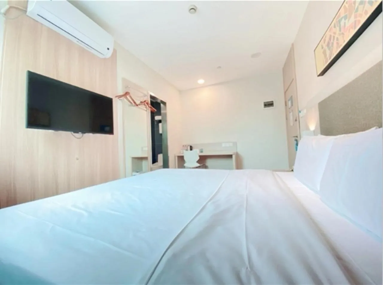 Photo of the whole room in Hanting Shanghai Zhoupu Metro Subway Hotel