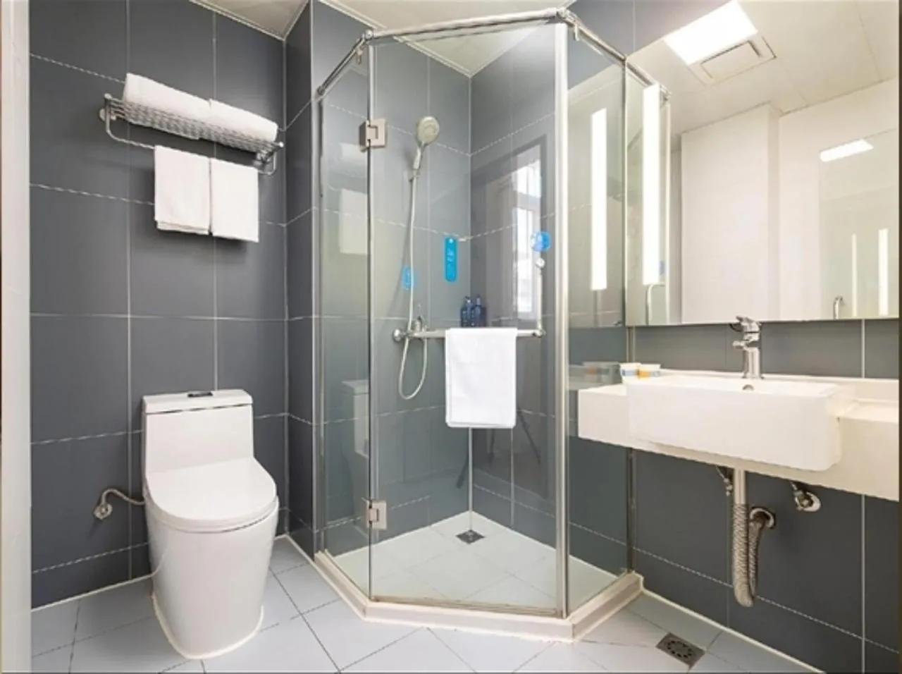 Toilet in Hanting Shanghai Zhoupu Metro Subway Hotel