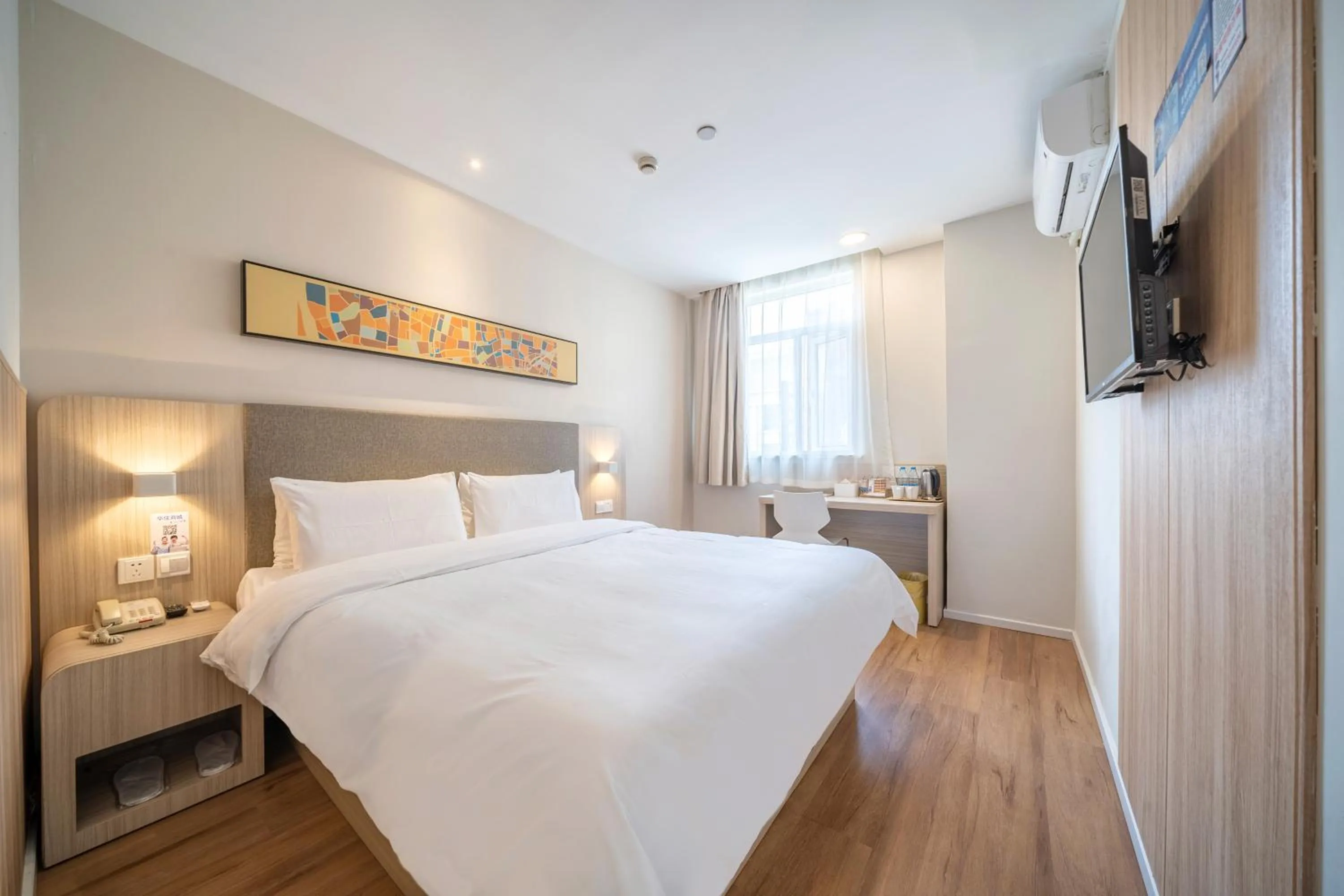 Photo of the whole room in Hanting Shanghai Zhoupu Metro Subway Hotel