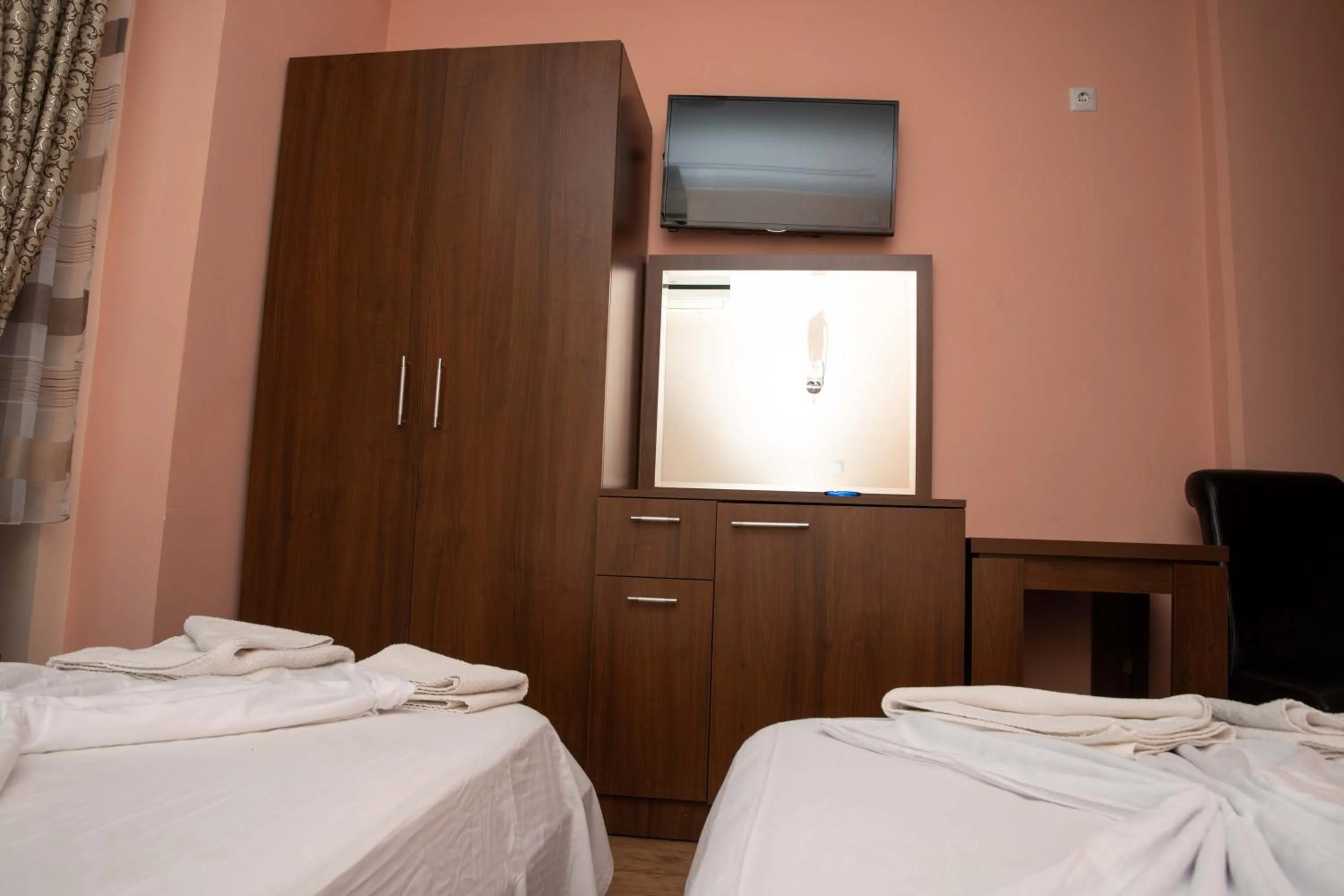 Bedroom, Bed in Hotel Leo