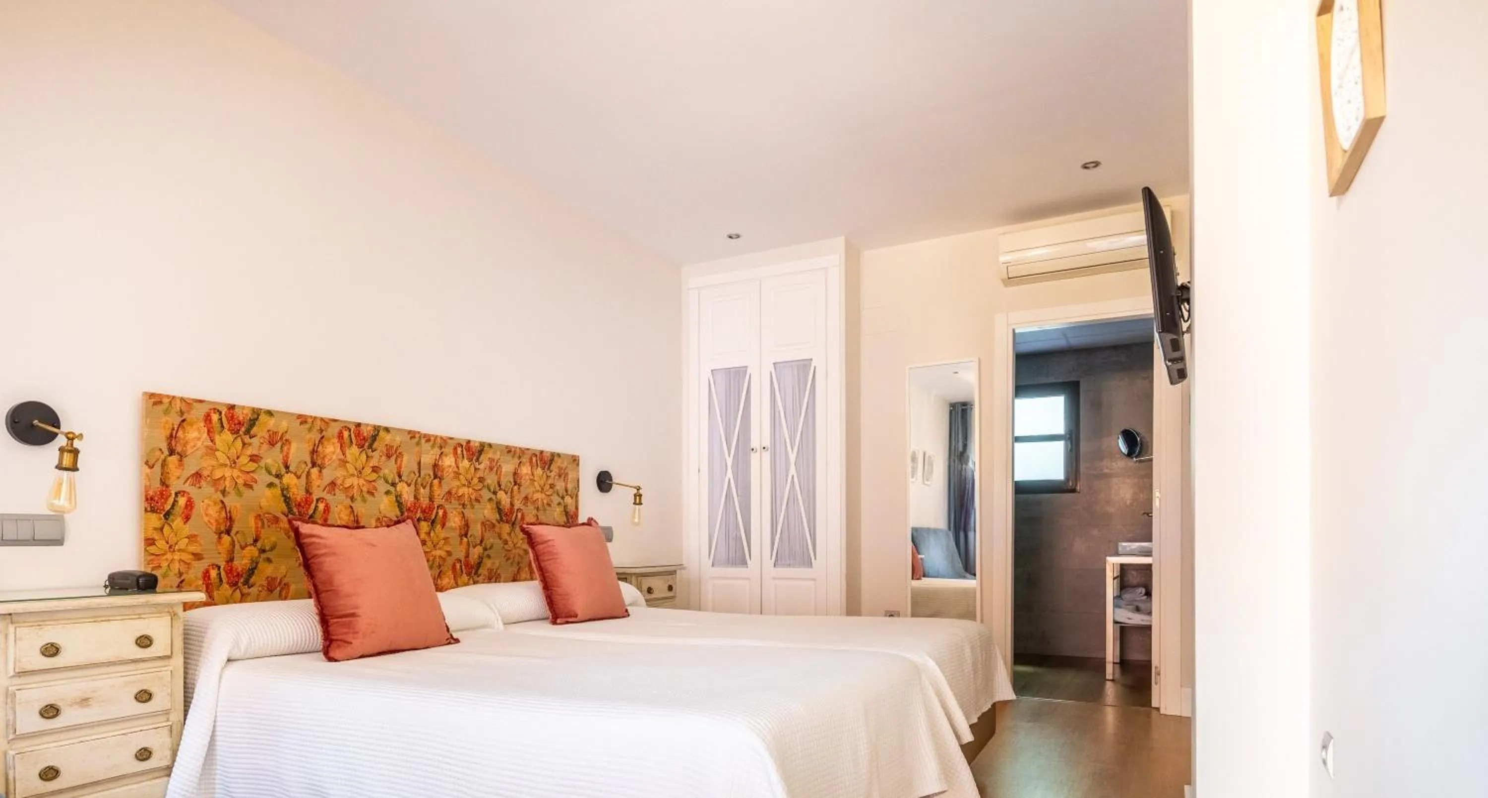 Property building, Bed in Patio de La Alameda