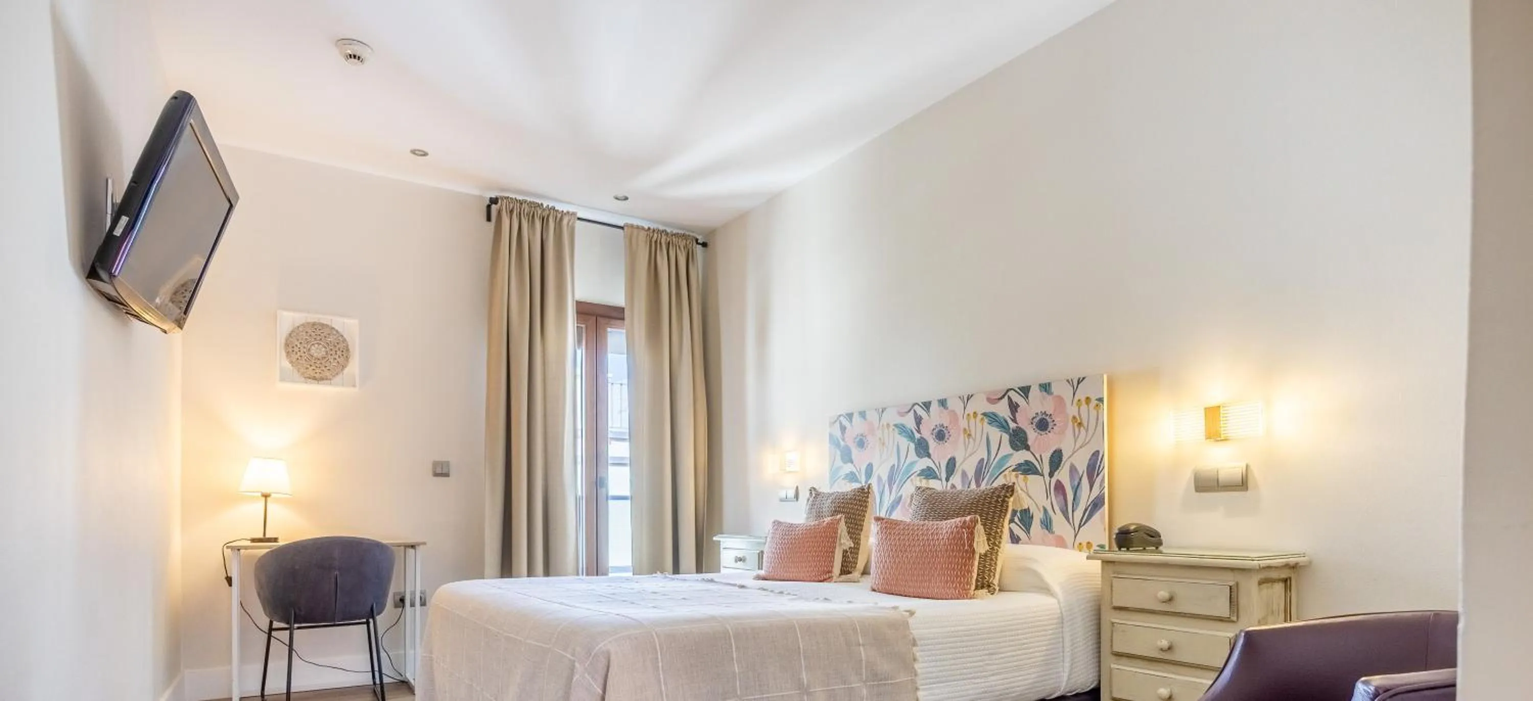 Property building, Bed in Patio de La Alameda