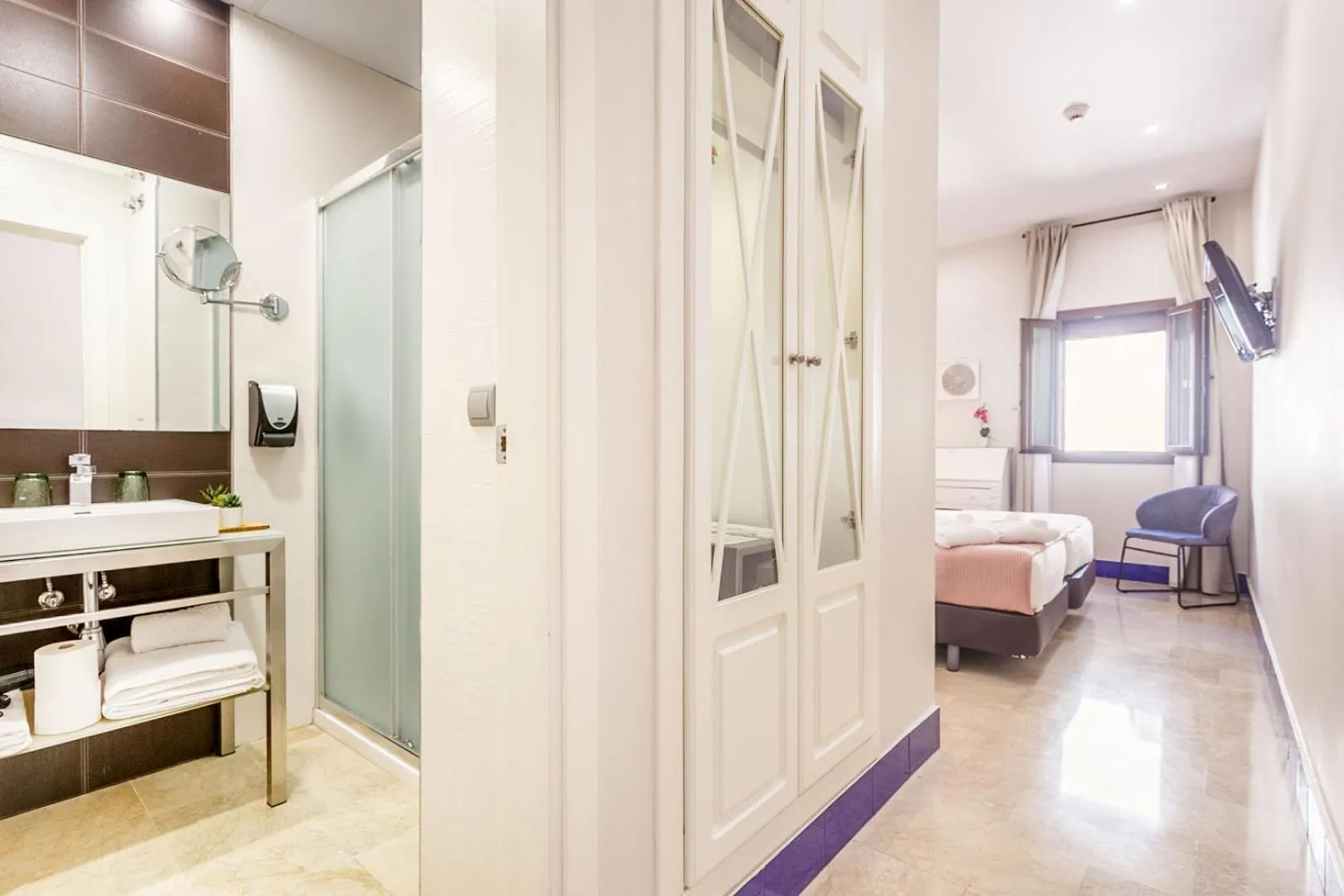 Toilet, Bed in Patio de La Alameda