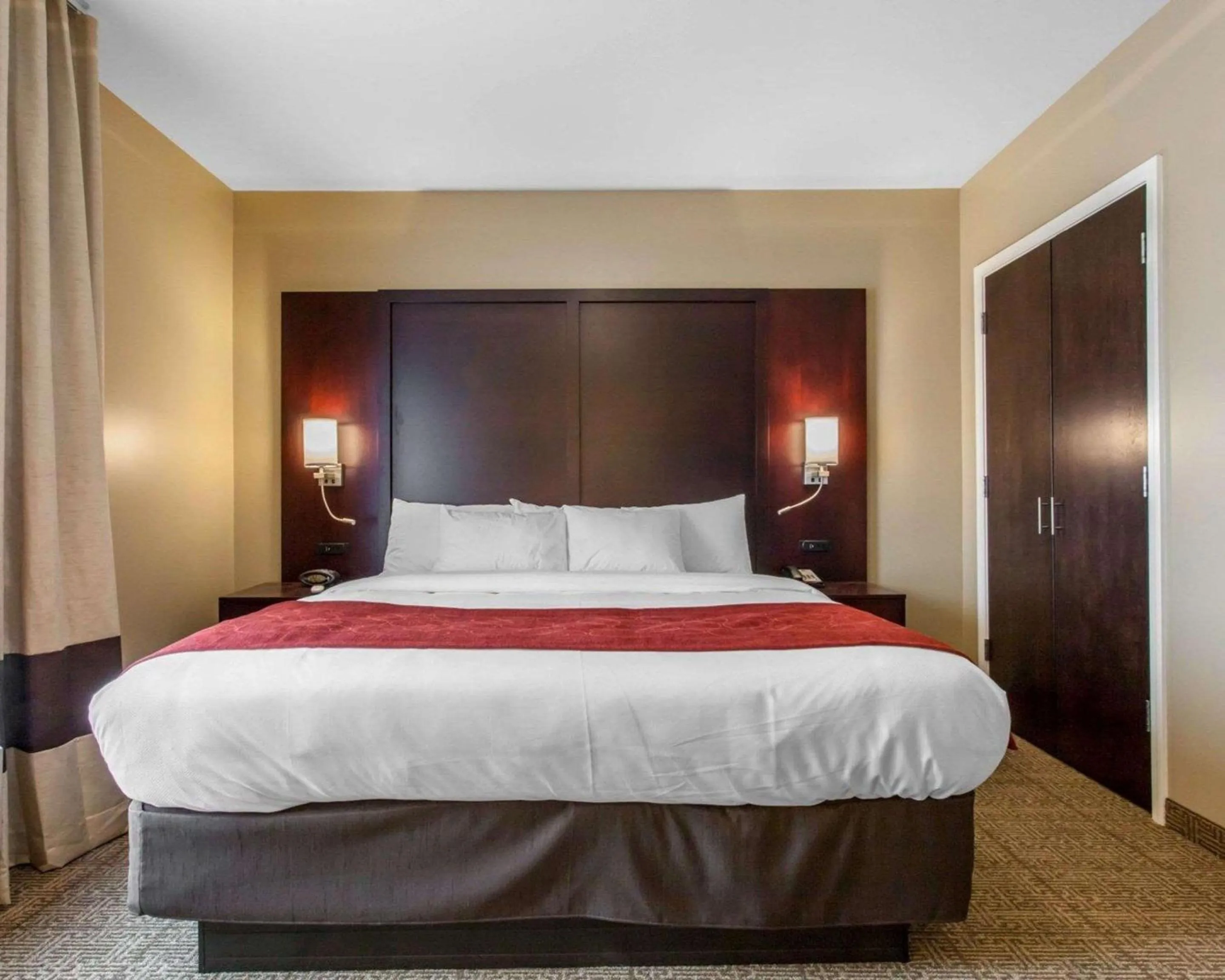 Bedroom, Bed in Comfort Suites-Youngstown North