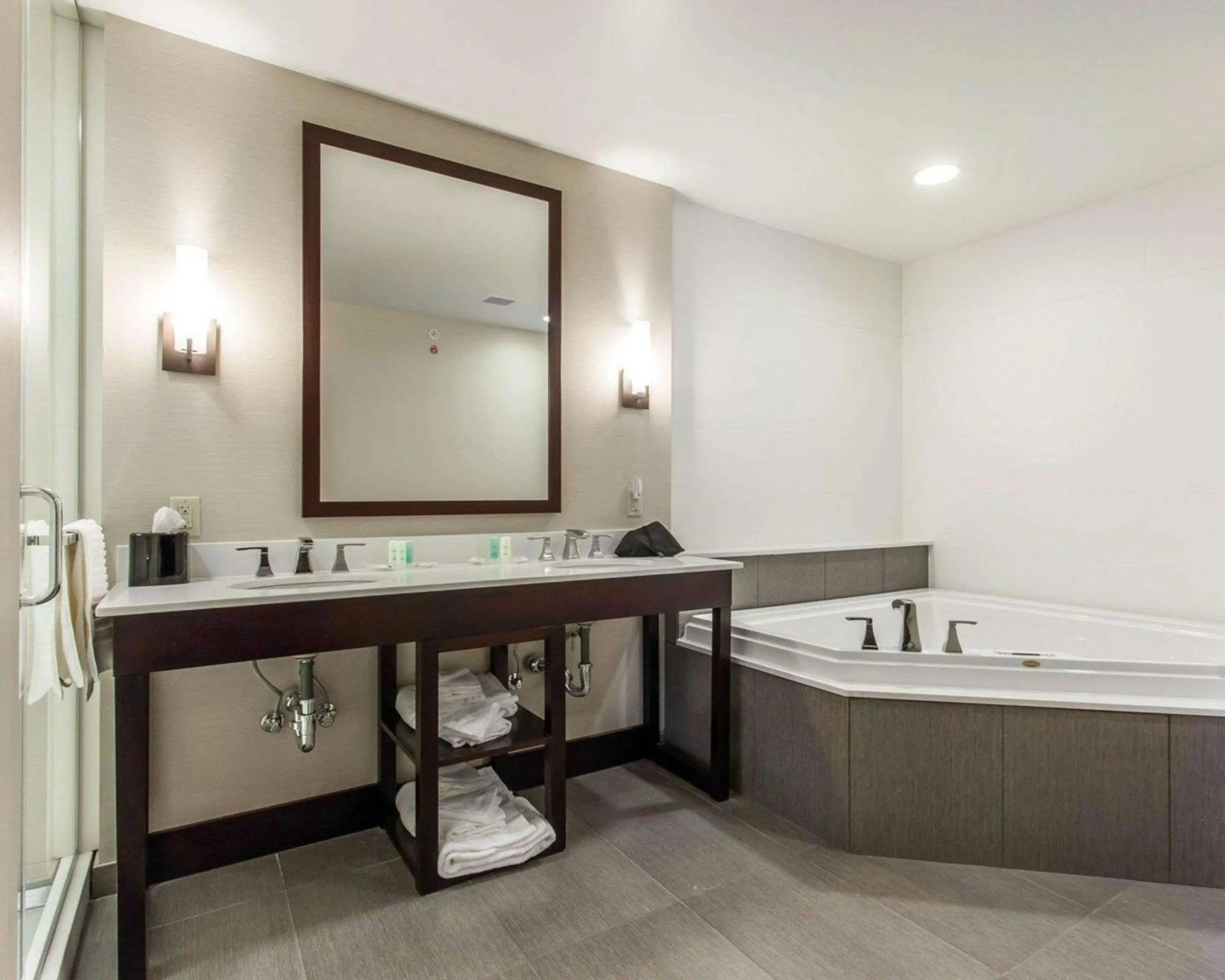 Bedroom in Comfort Suites-Youngstown North