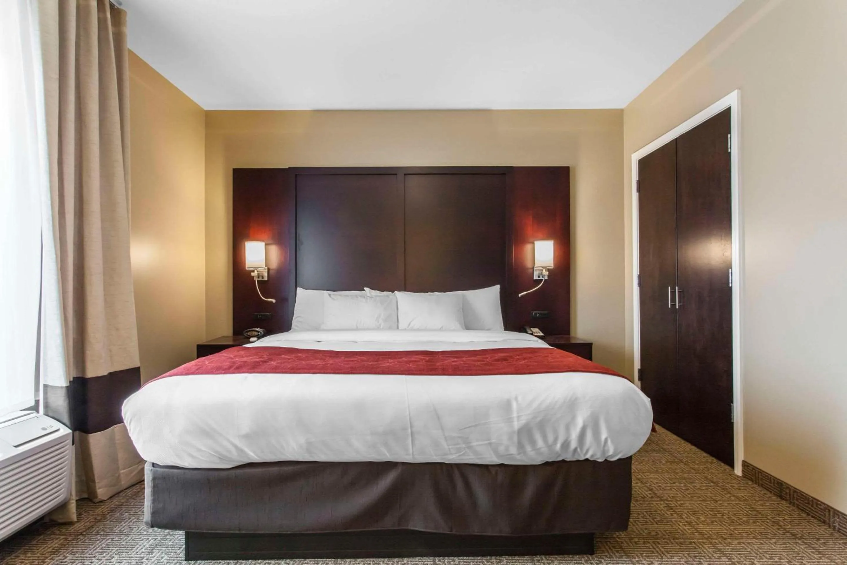 Bedroom, Bed in Comfort Suites-Youngstown North