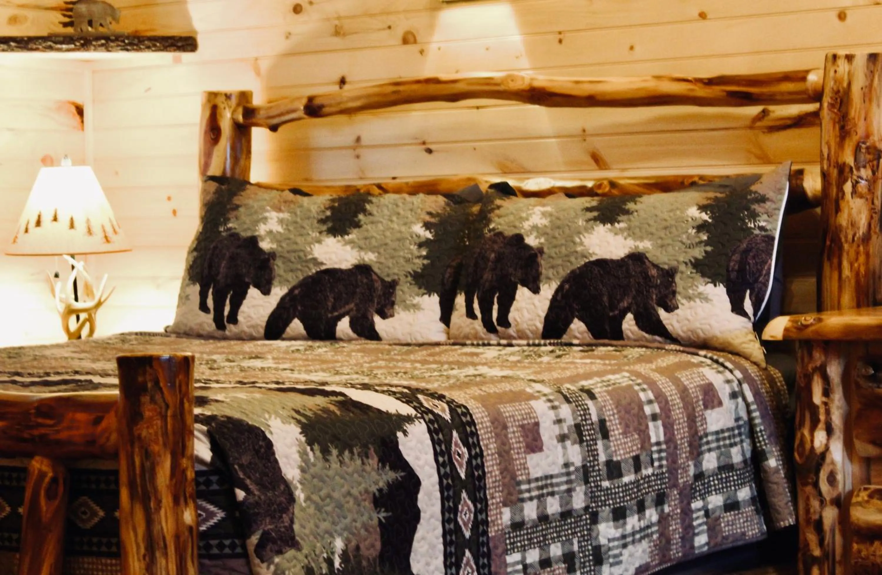 Bed in The Sundowner on Lake George