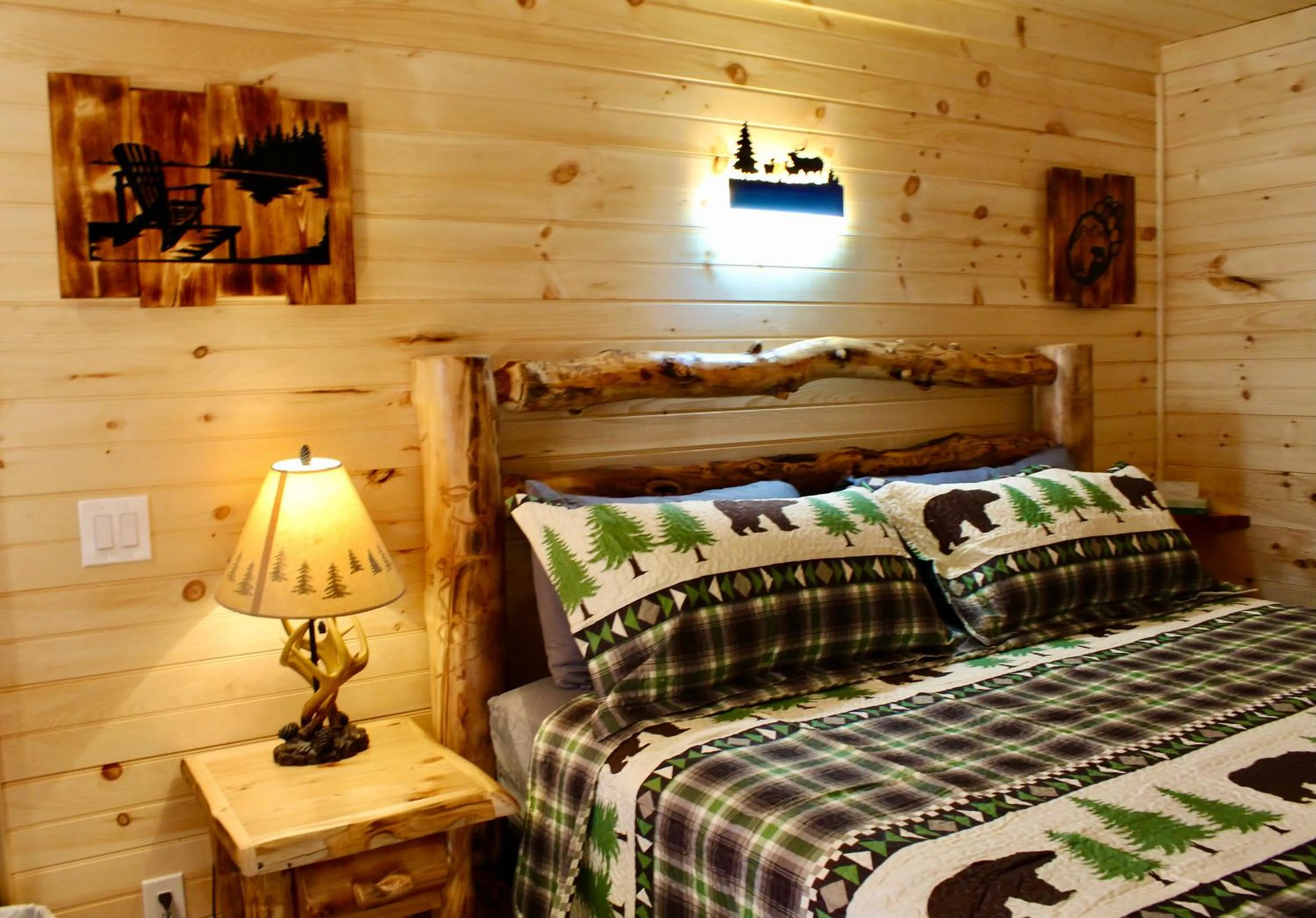 Bed in The Sundowner on Lake George