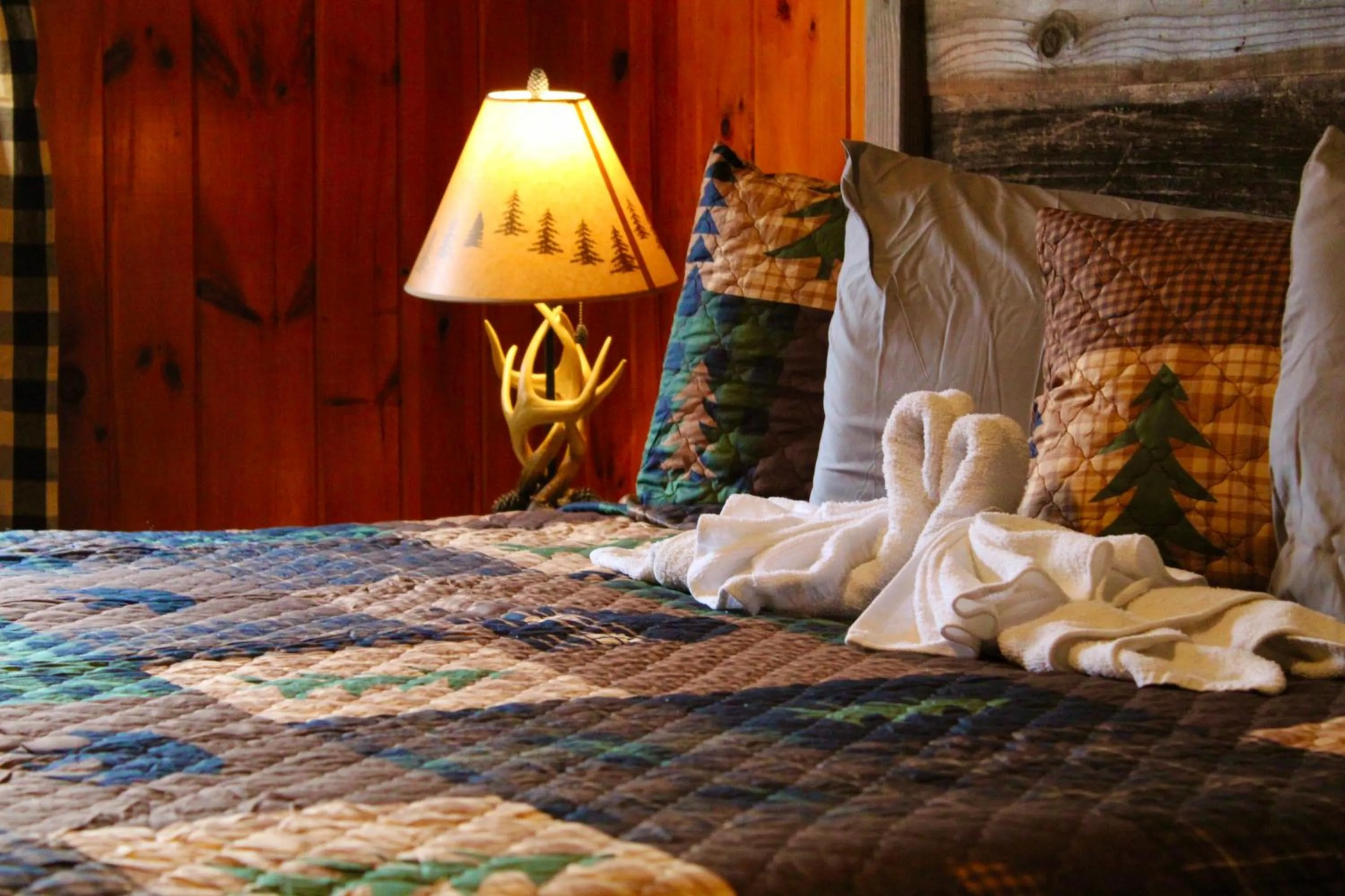 Bed in The Sundowner on Lake George