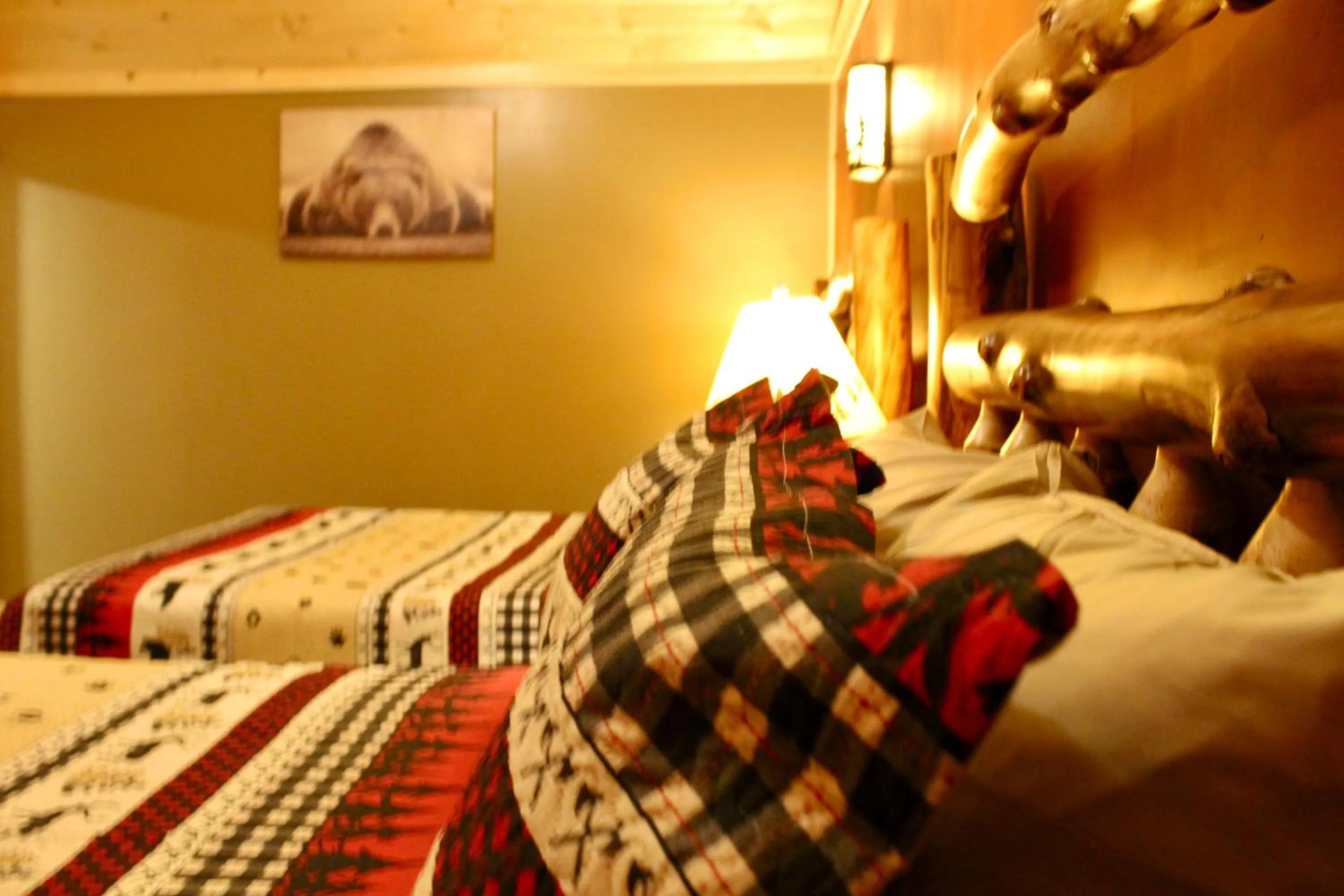 Bed in The Sundowner on Lake George