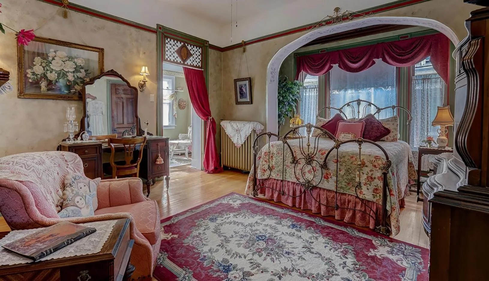 Queen Bed 3 Room Private Bathroom in Schuster Mansion Bed & Breakfast