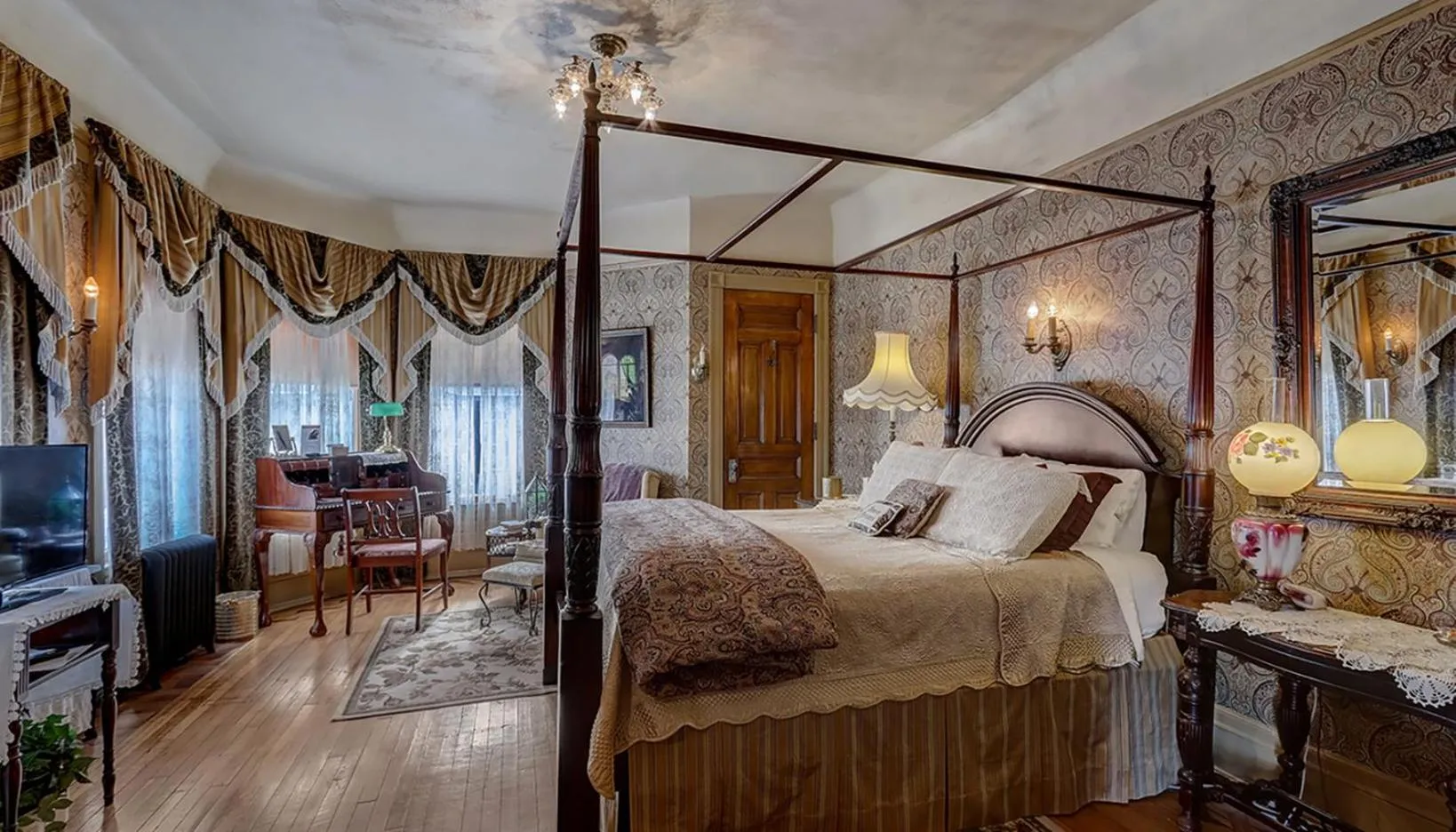 Queen Bed 2 Room Private Bathroom in Schuster Mansion Bed & Breakfast