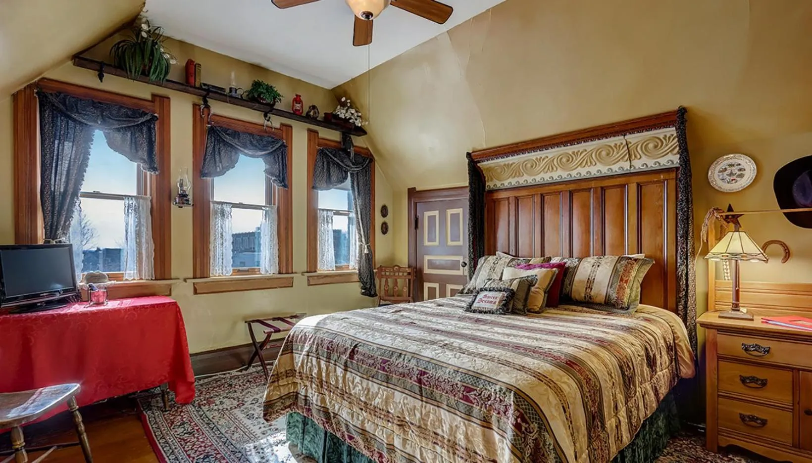 Queen Room with Shared Bathroom in Schuster Mansion Bed & Breakfast