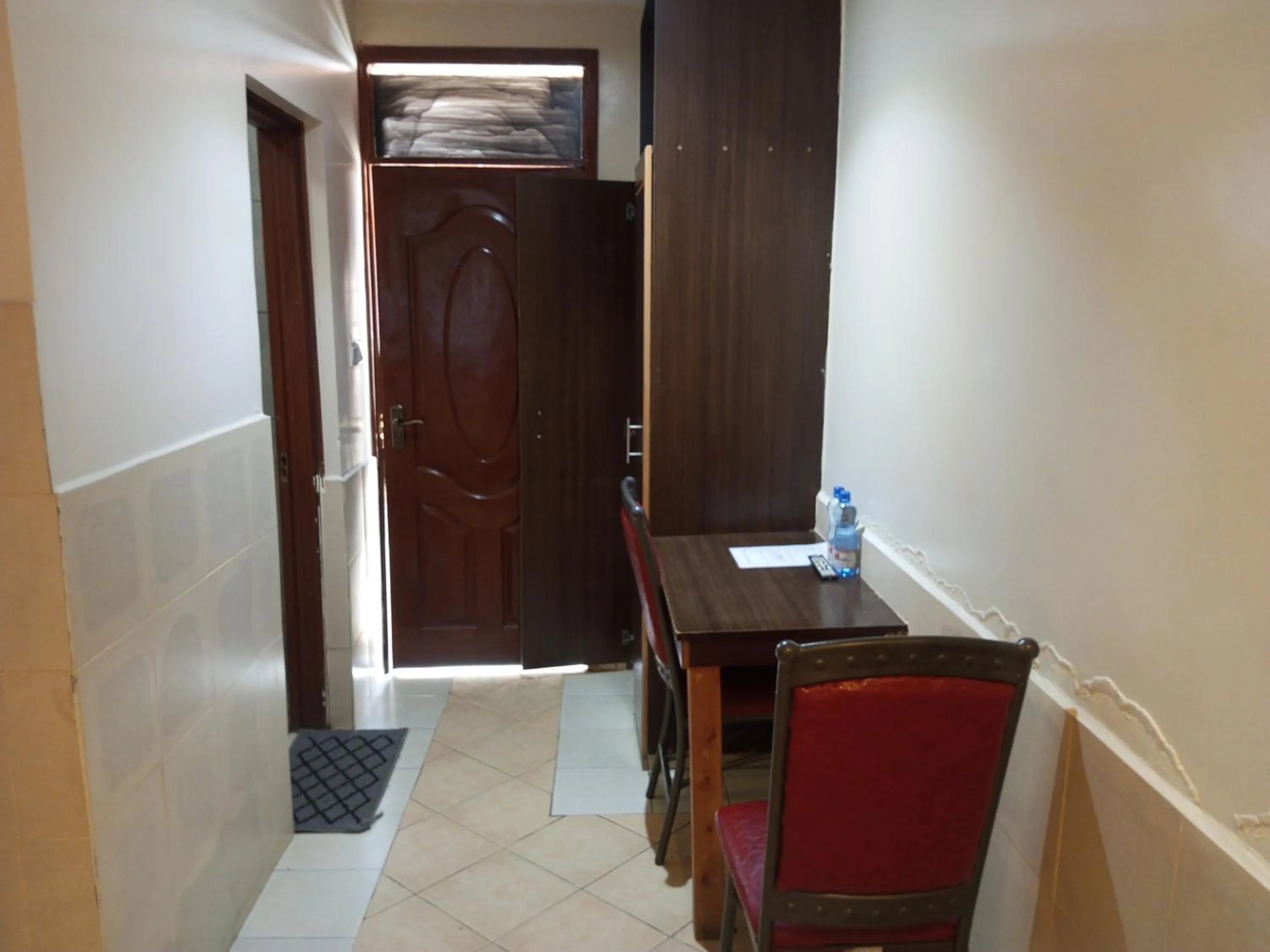 wardrobe in Fourth Parklands Hotel