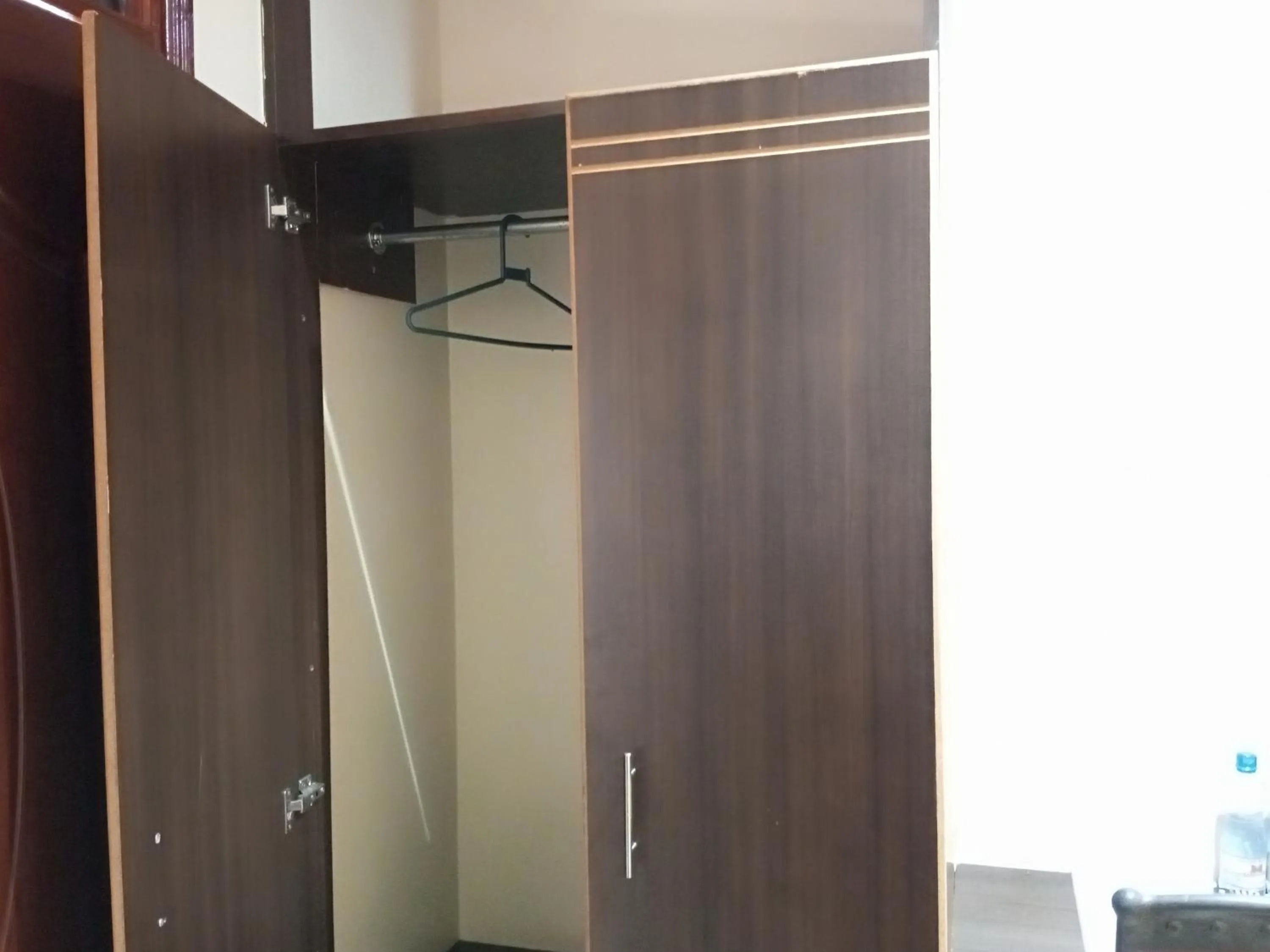 wardrobe in Fourth Parklands Hotel