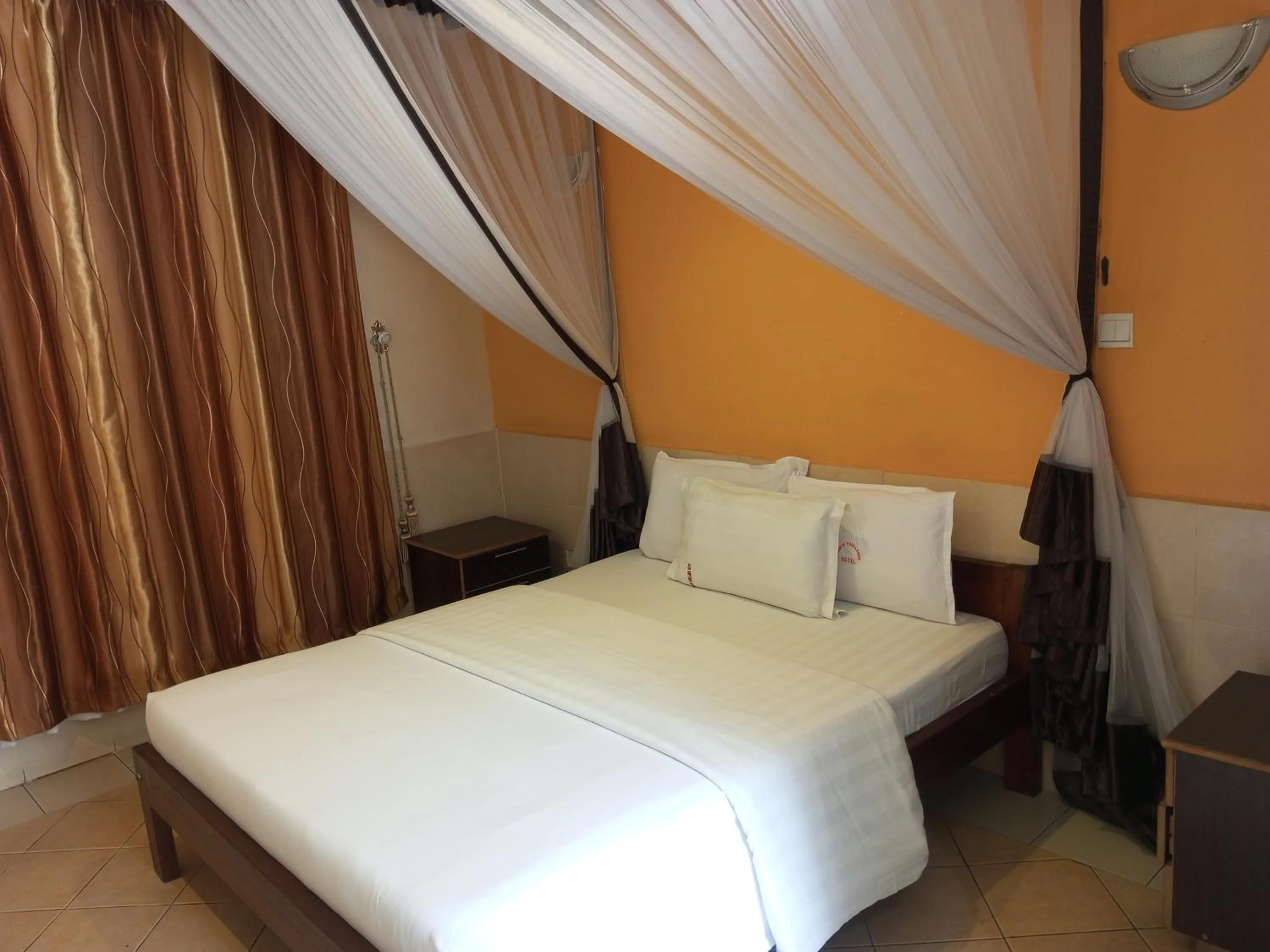 Bed in Fourth Parklands Hotel