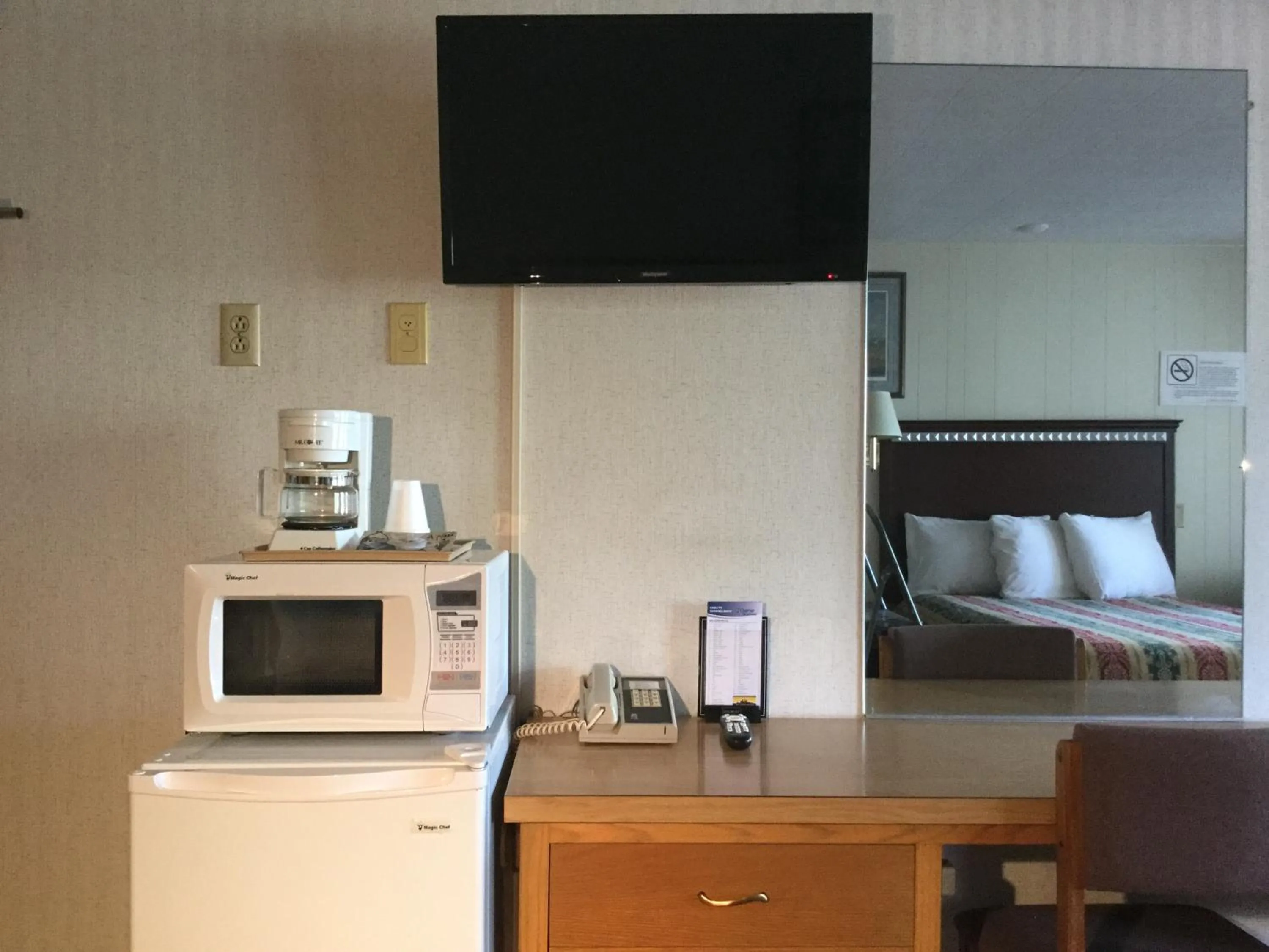 Bed in Inn Town Motel