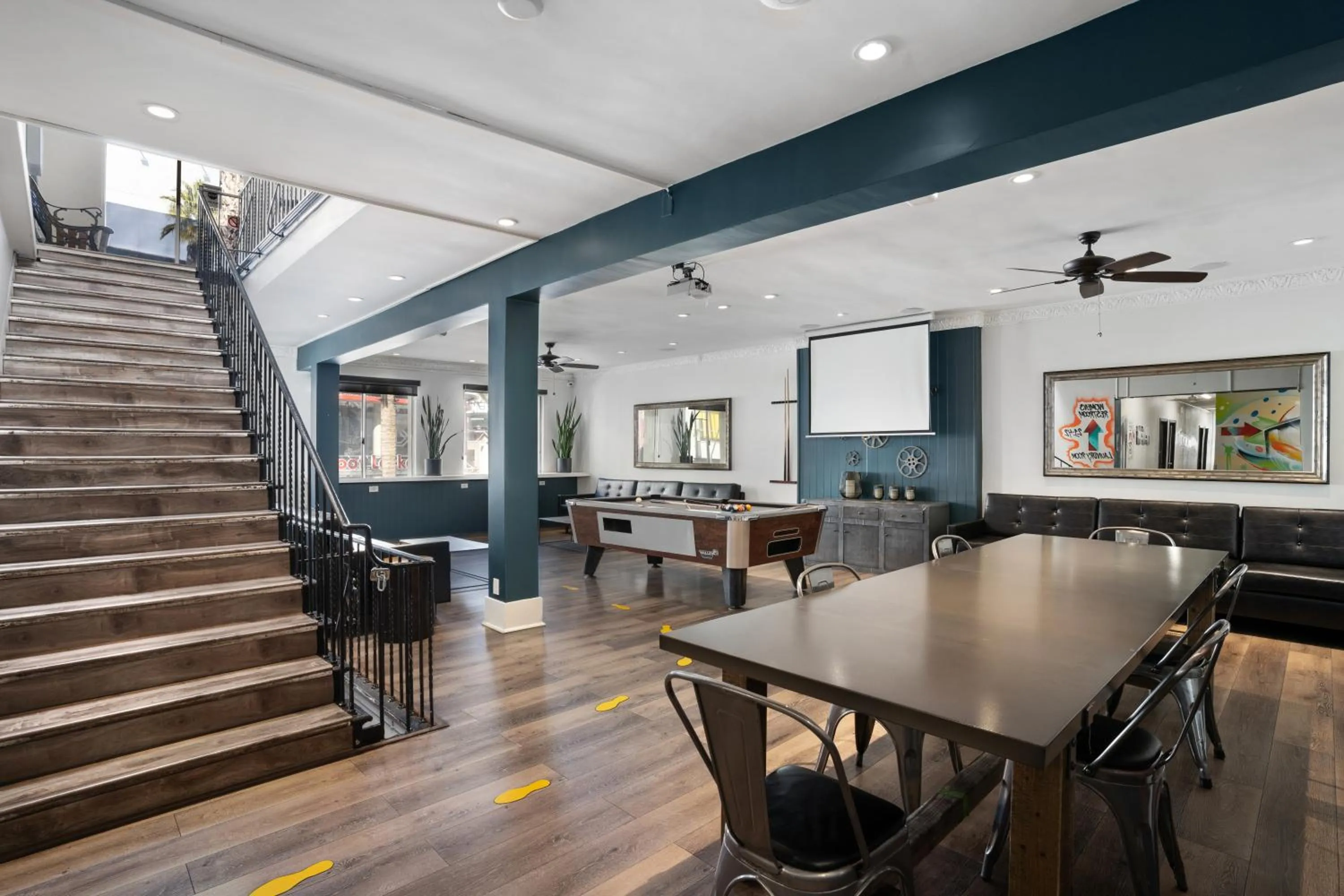 Communal lounge/ TV room in Samesun Hollywood Hotel & Hostel