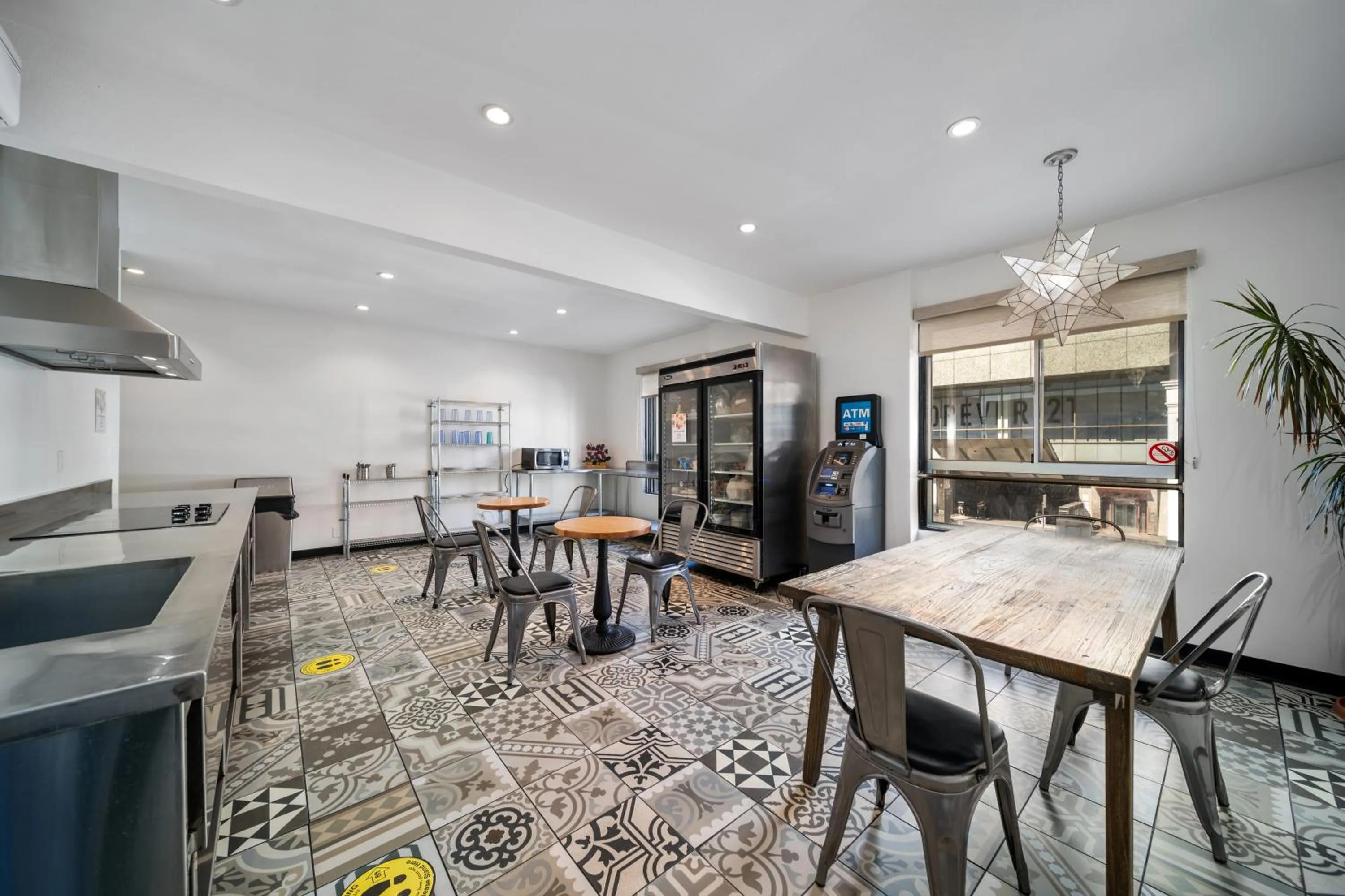 Kitchen or kitchenette in Samesun Hollywood Hotel & Hostel