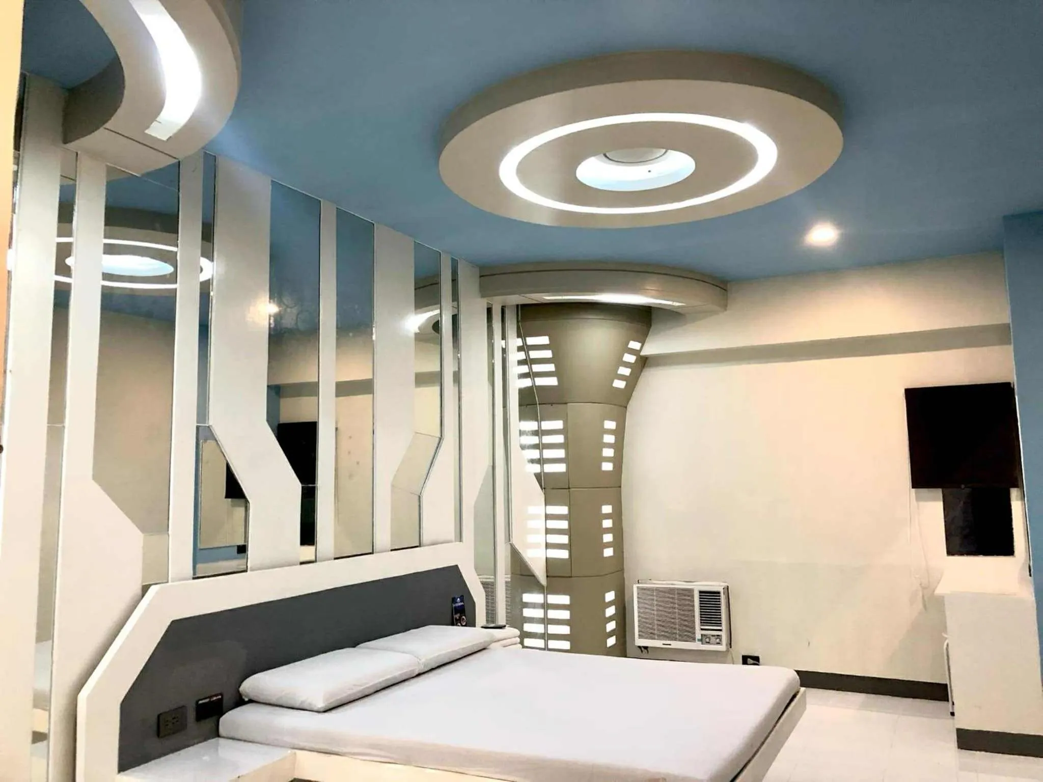 Bedroom, Bed in Astrotel Cebu