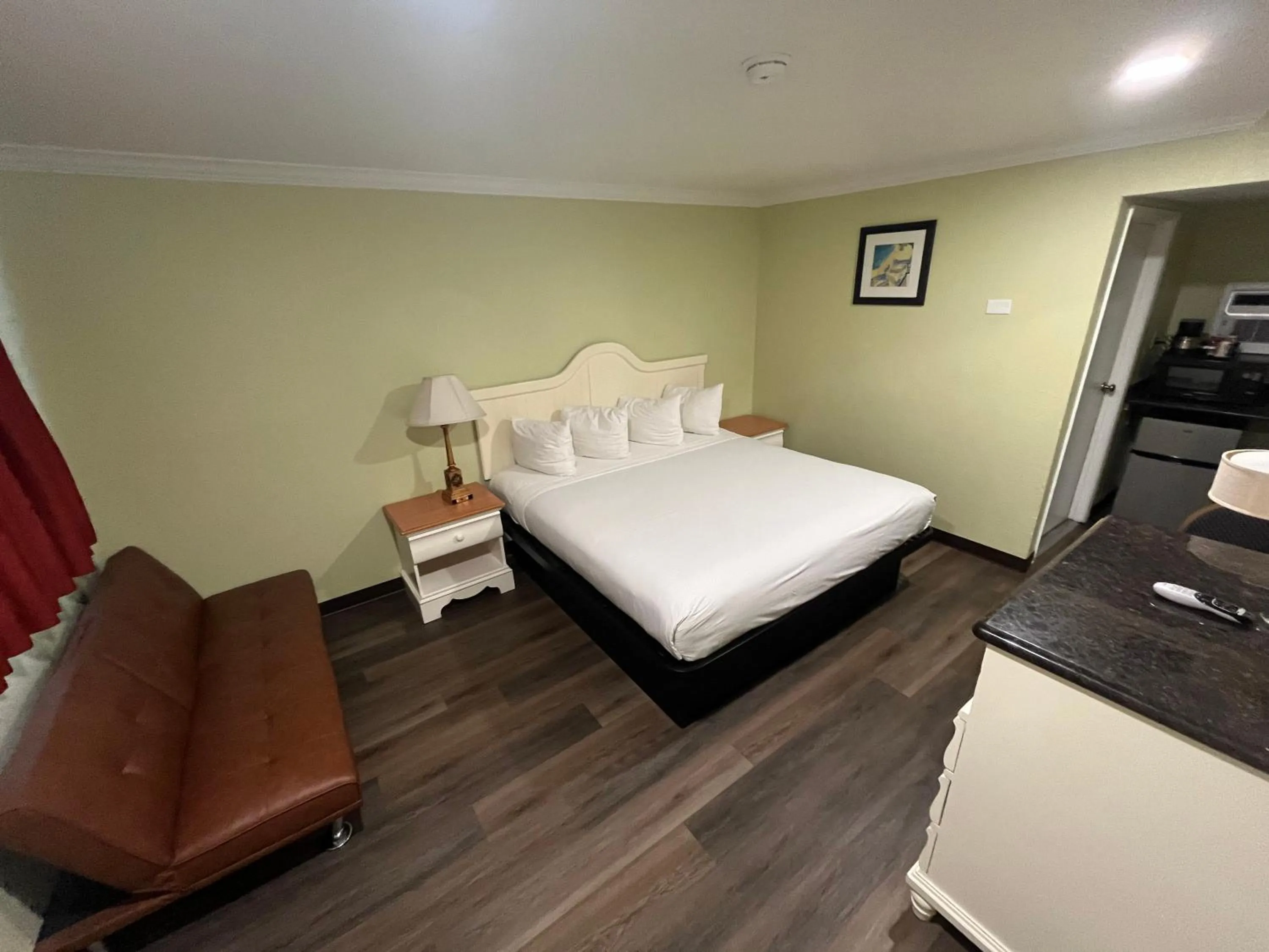 Photo of the whole room, Bed in American Inn - Grover beach - Pismo Beach