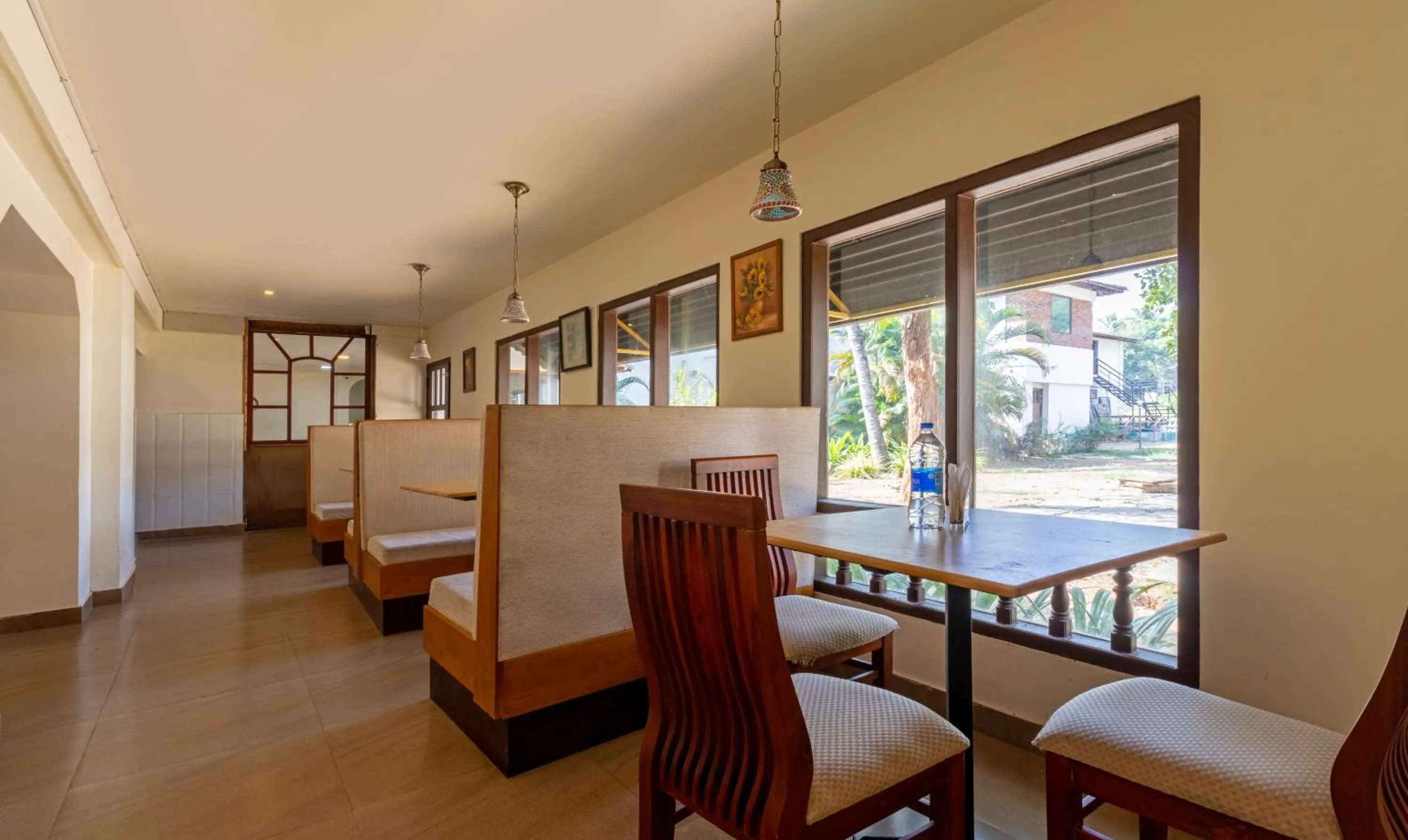 Restaurant/places to eat in Treebo Sadhoo Heritage